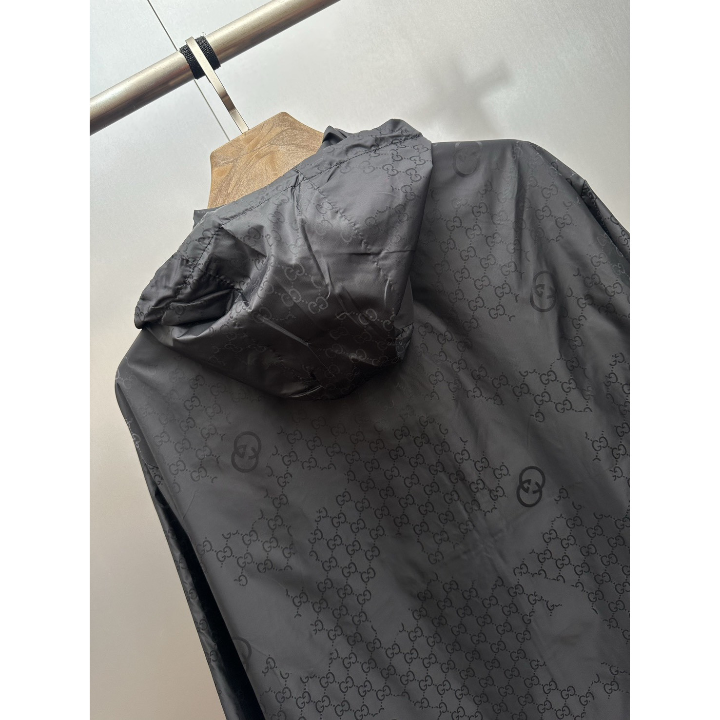 <p>GUCCI 织带Logo暗纹GG连帽防风夹克</p>