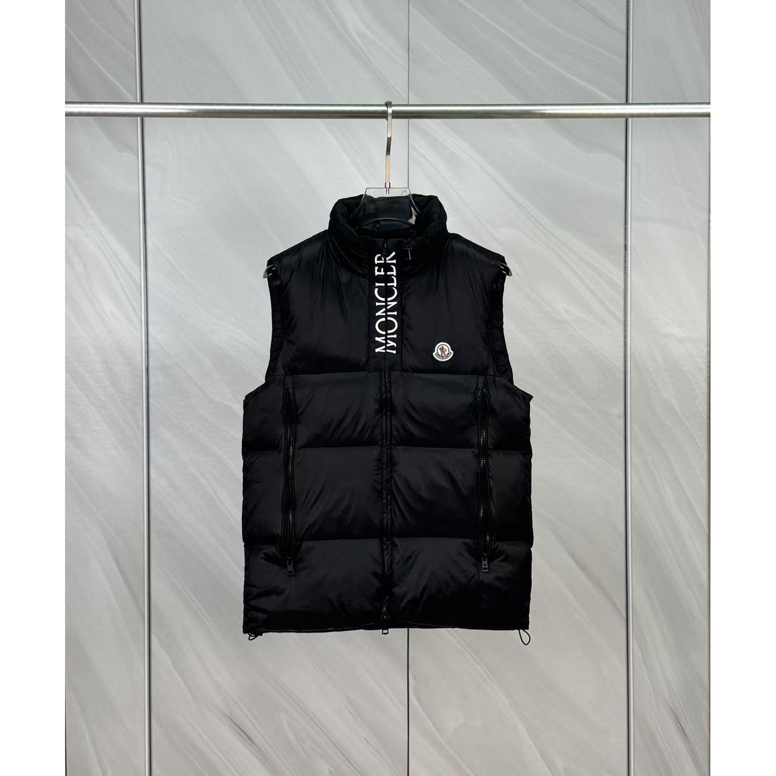 <p>Moncler 男士Semeru马甲背心(黑)</p>
