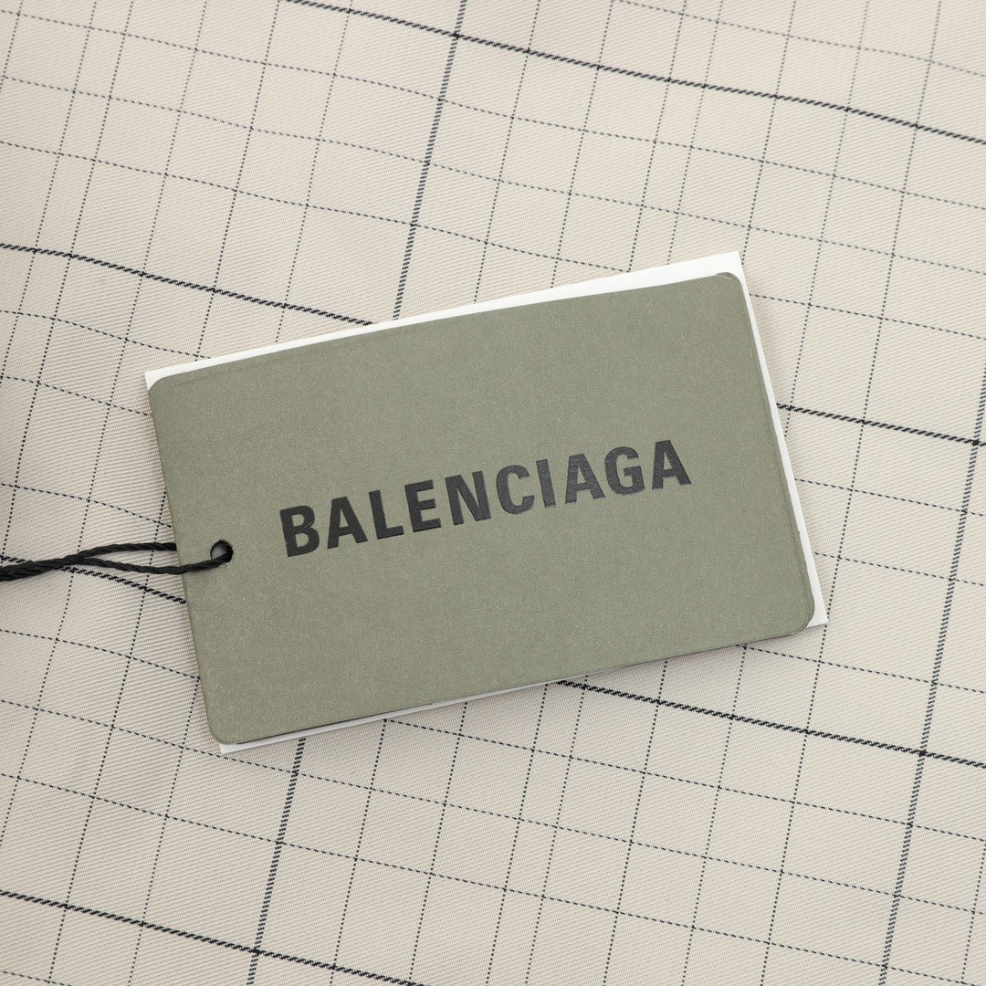 <p>Balenciaga 刺绣立领半拉链格纹夹克外套</p>
