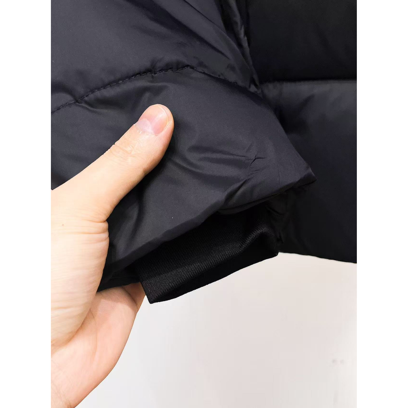 <p>MONCLER&nbsp;秋冬新款羽绒服(黑)&nbsp;</p>