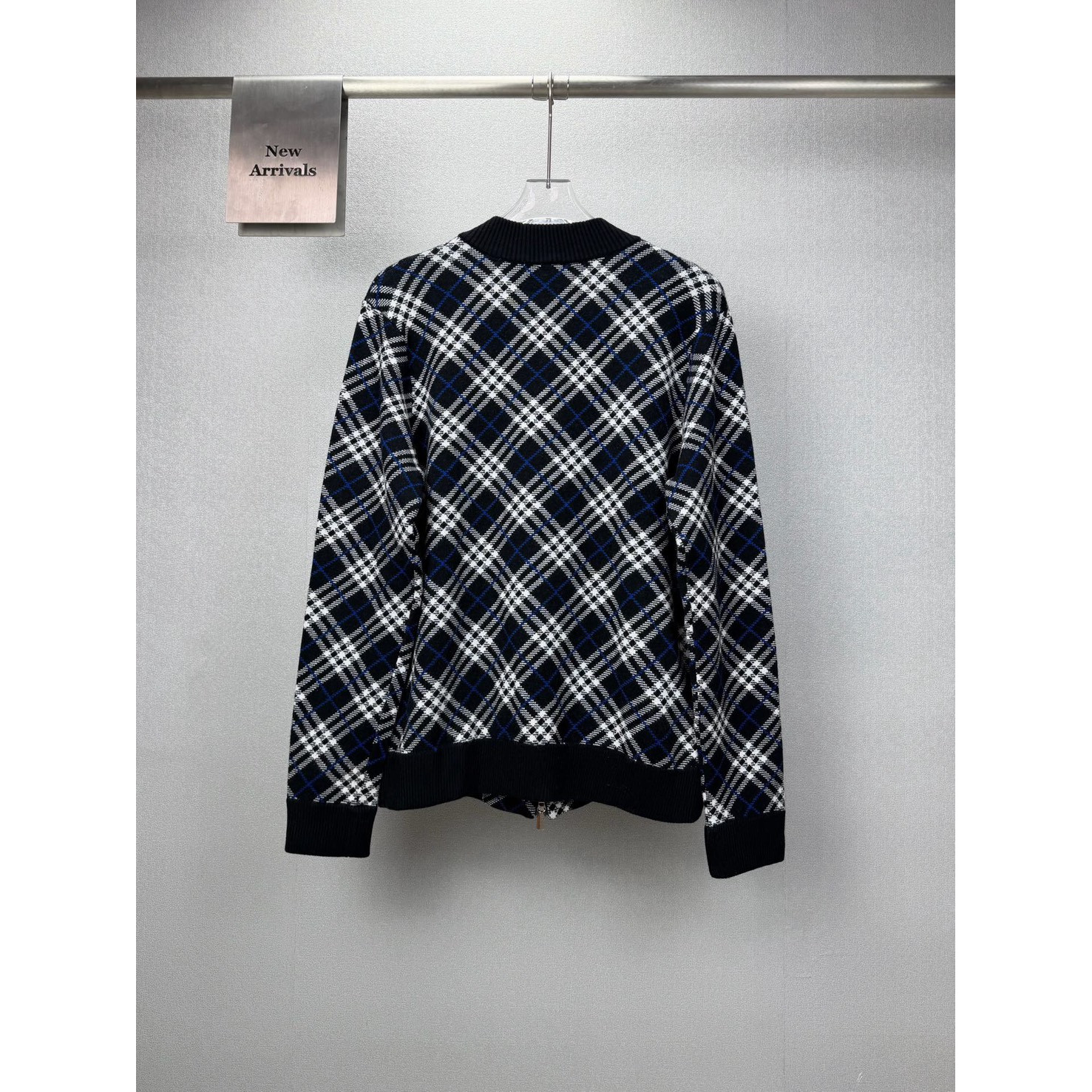 <p>BURBERRY 菱形格嵌花情侣款拉链针织开衫外套(黑色)</p>