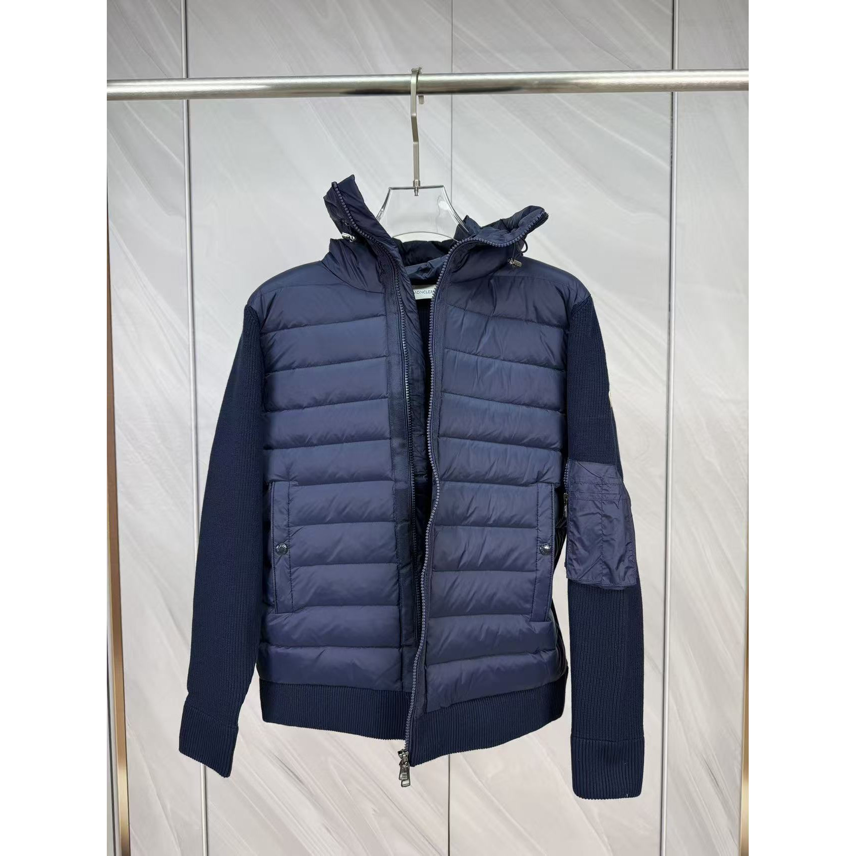 <p>Moncler 羊毛连帽针织男士羽绒服(藍)</p>
