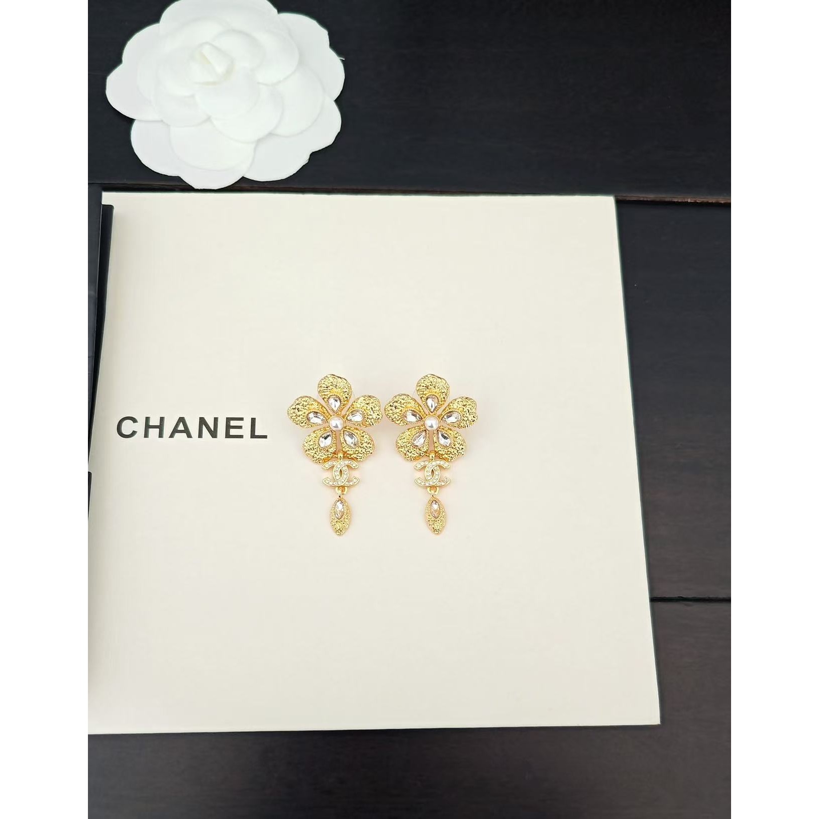 <p>CHANEL&nbsp;金色花朵长耳环</p>