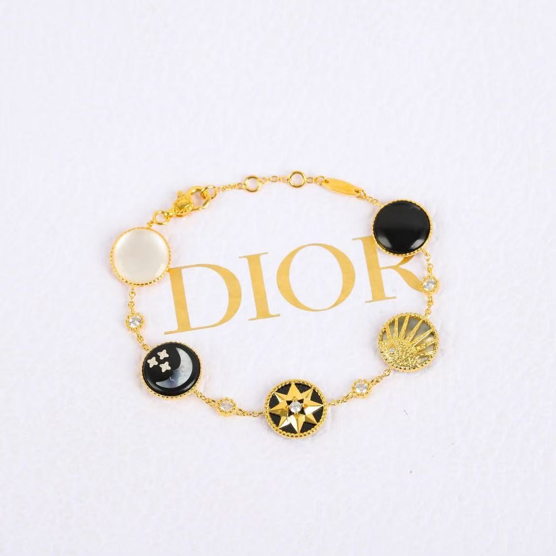 <p>DIOR&nbsp;日月星辰五花手链</p>