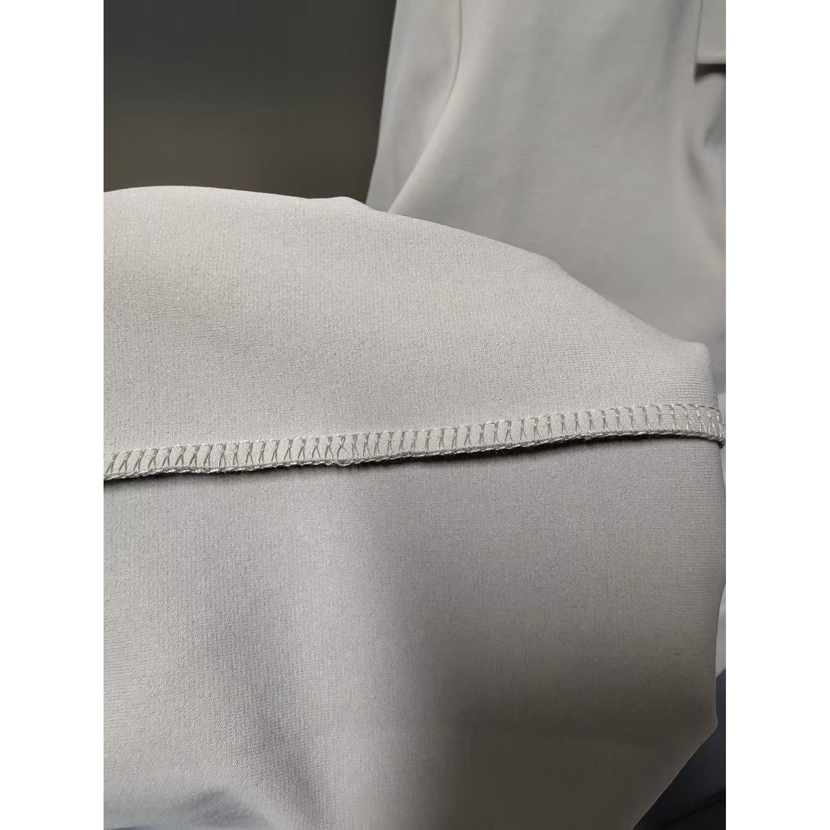 <p>Descente 翻领长袖打底(卡其)</p>