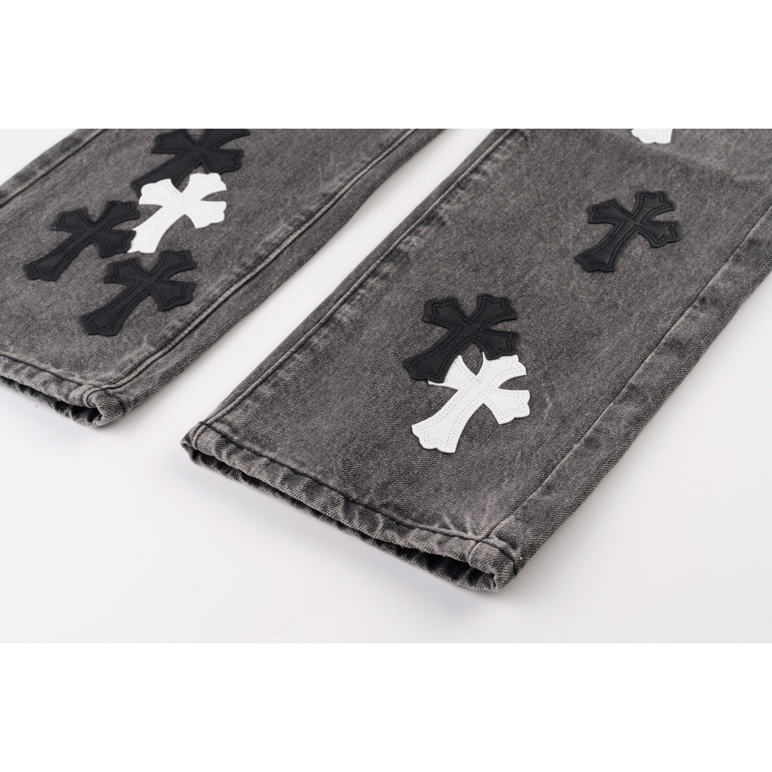 <p>CHROME HEARTS 城市限定火焰黑白贴皮牛仔裤(1566#)</p>