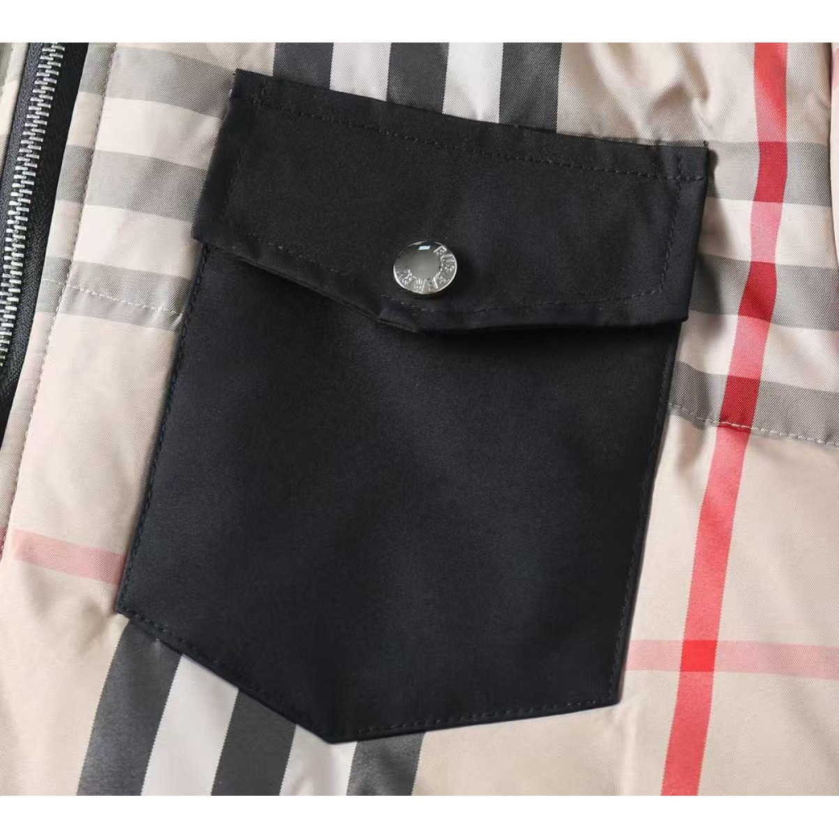 <p>BURBERRY 羽绒服(黑)</p>
