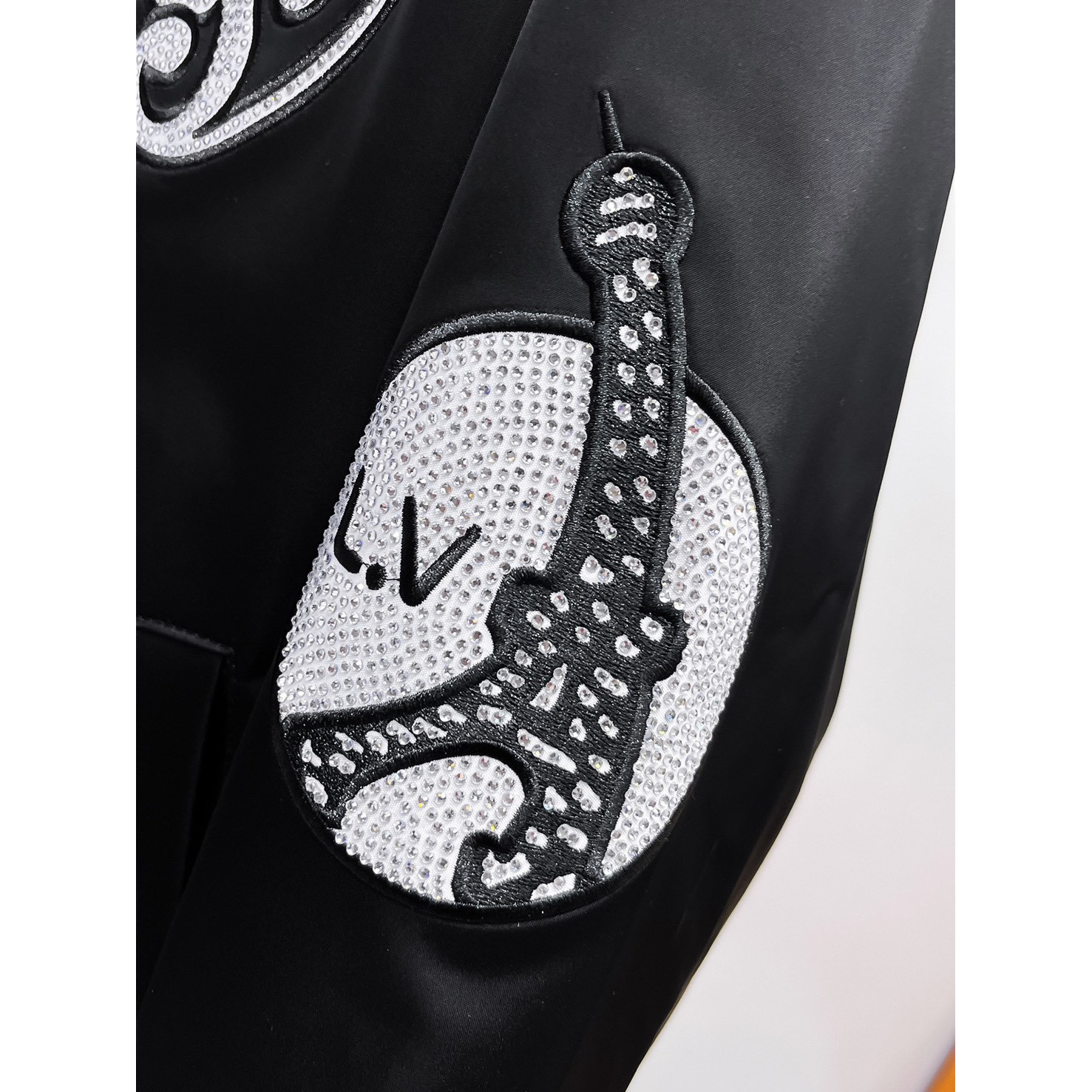<p>LV&nbsp;男士夹克外套(黑)</p>