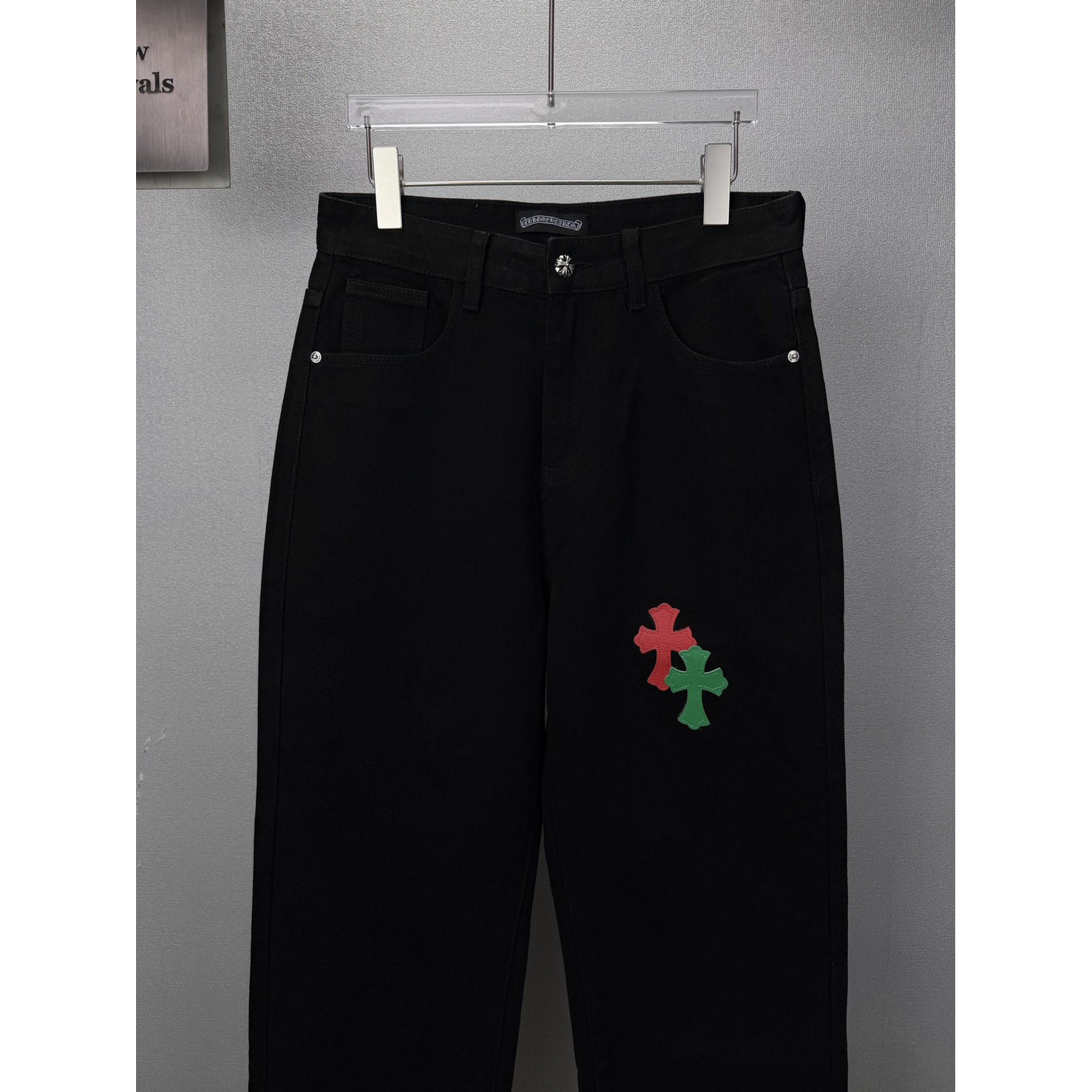 <p>CHROME HEARTS 红黄绿十字架牛仔裤(黑)</p>