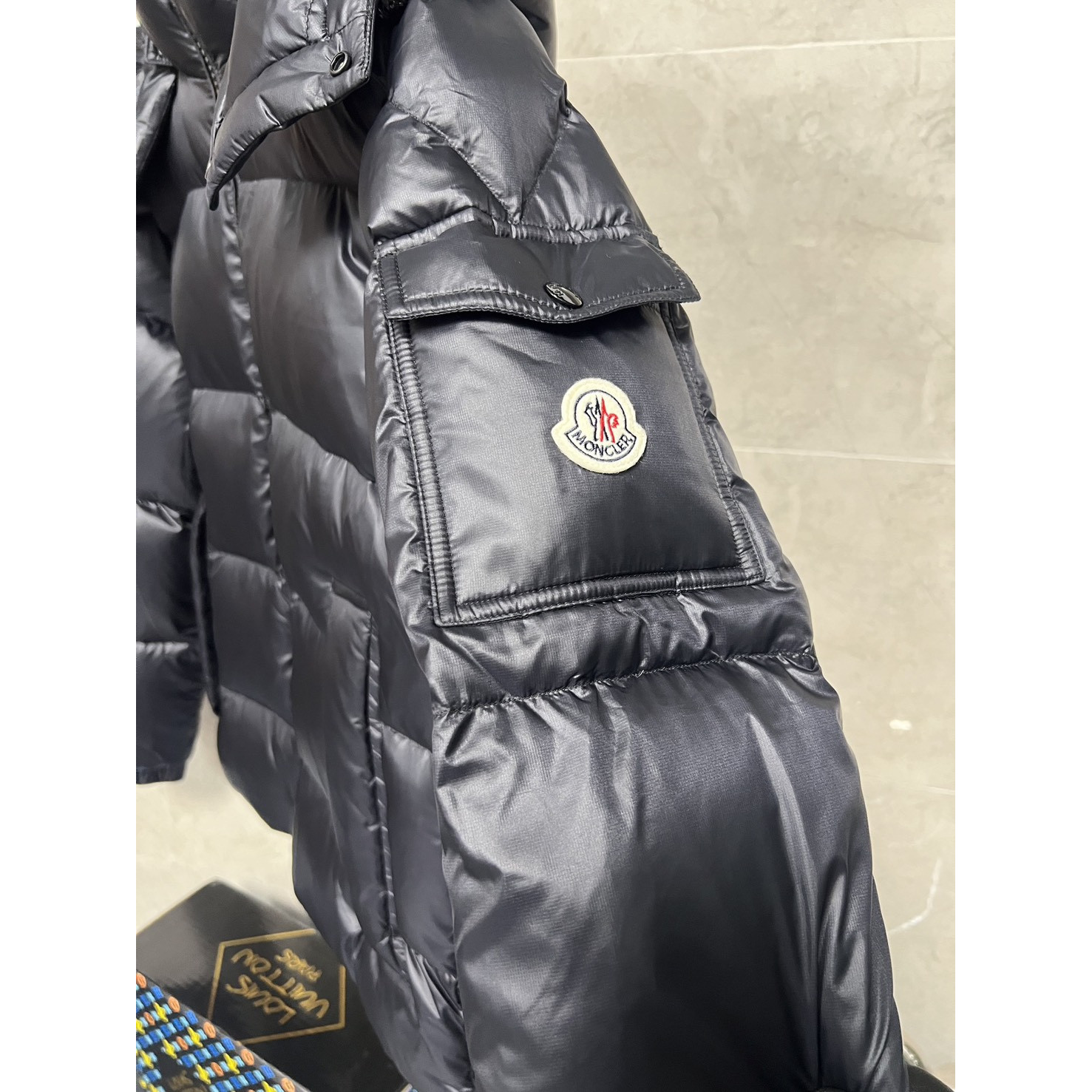 <p>Moncler 羽绒服 (黑)</p>