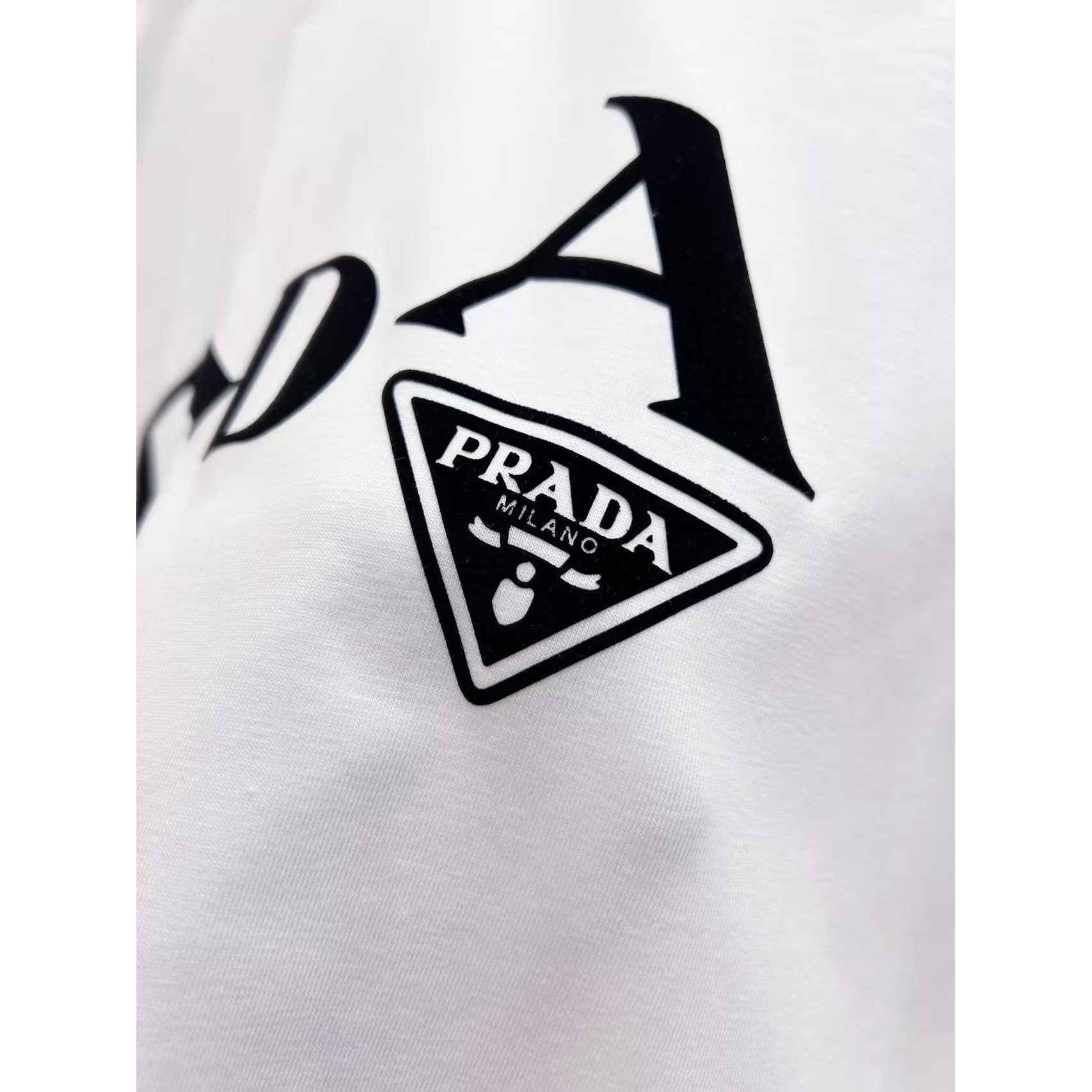 <p>PRADA&nbsp;短袖圆领T恤(白)</p>