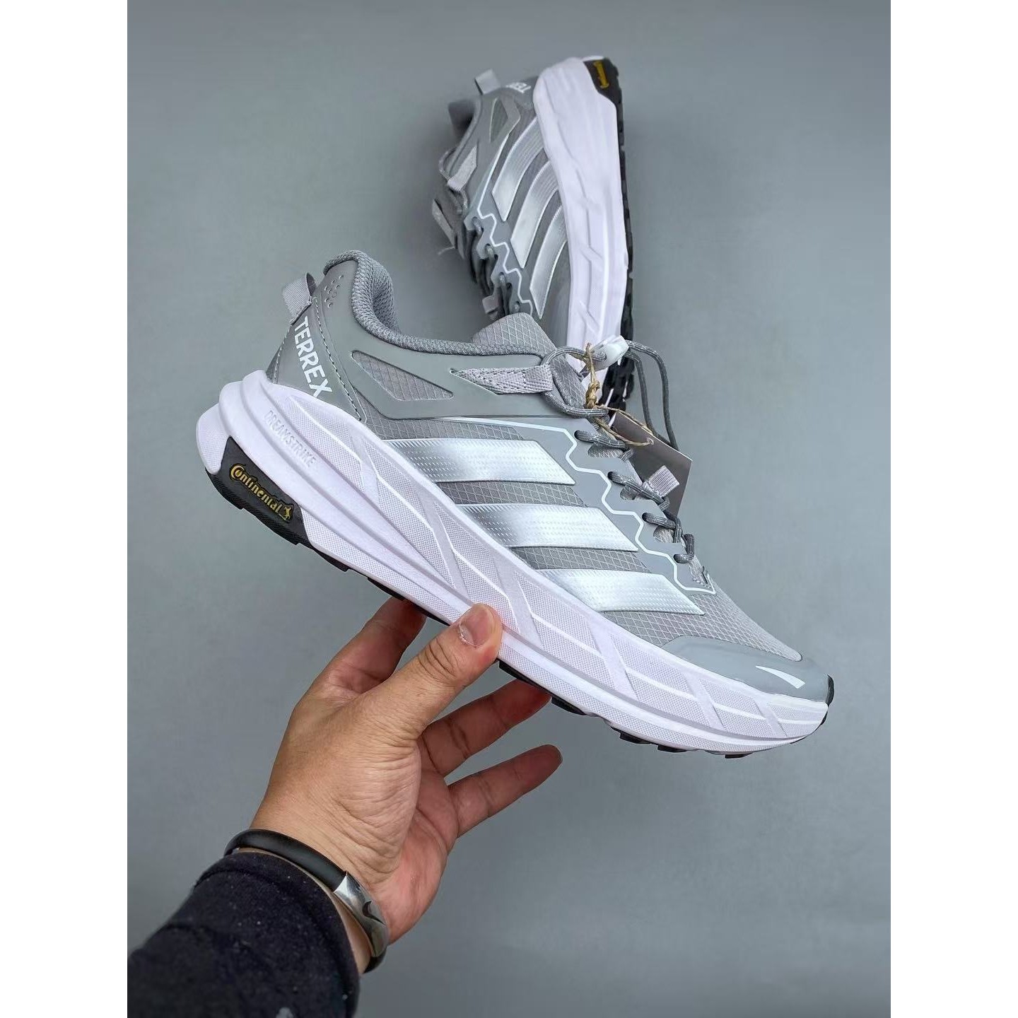 <p>Adidas Terrex Freehiker LT 运动跑步鞋(灰)</p>