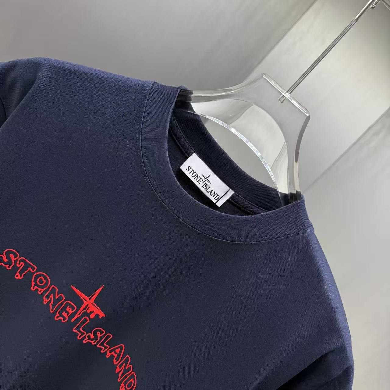 <p>Stone Island 短袖T恤(深藍紅標)</p>