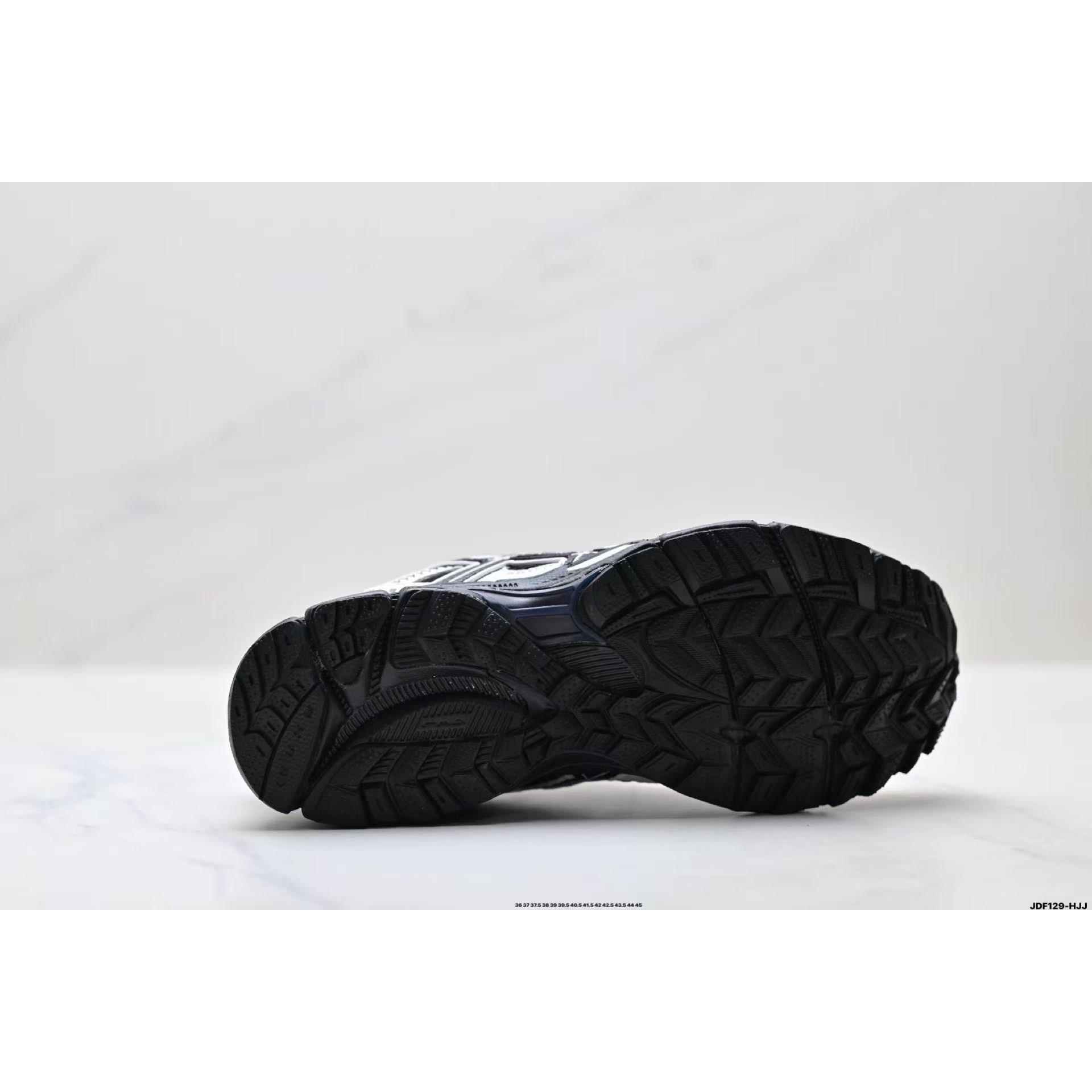<p>Asics Gel-Kahana 8 FL 经典户外跑鞋(黑白)</p>