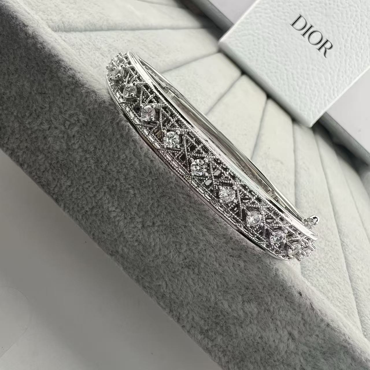 <p>Dior 扭绳菱形网格主钻手镯<br />
&nbsp;</p>