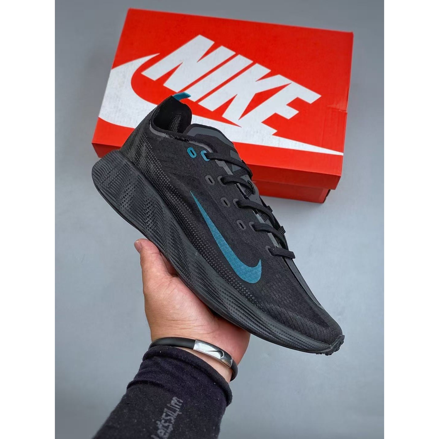 <p>Nike AVA X 透气支撑跑步鞋(黑藍)</p>