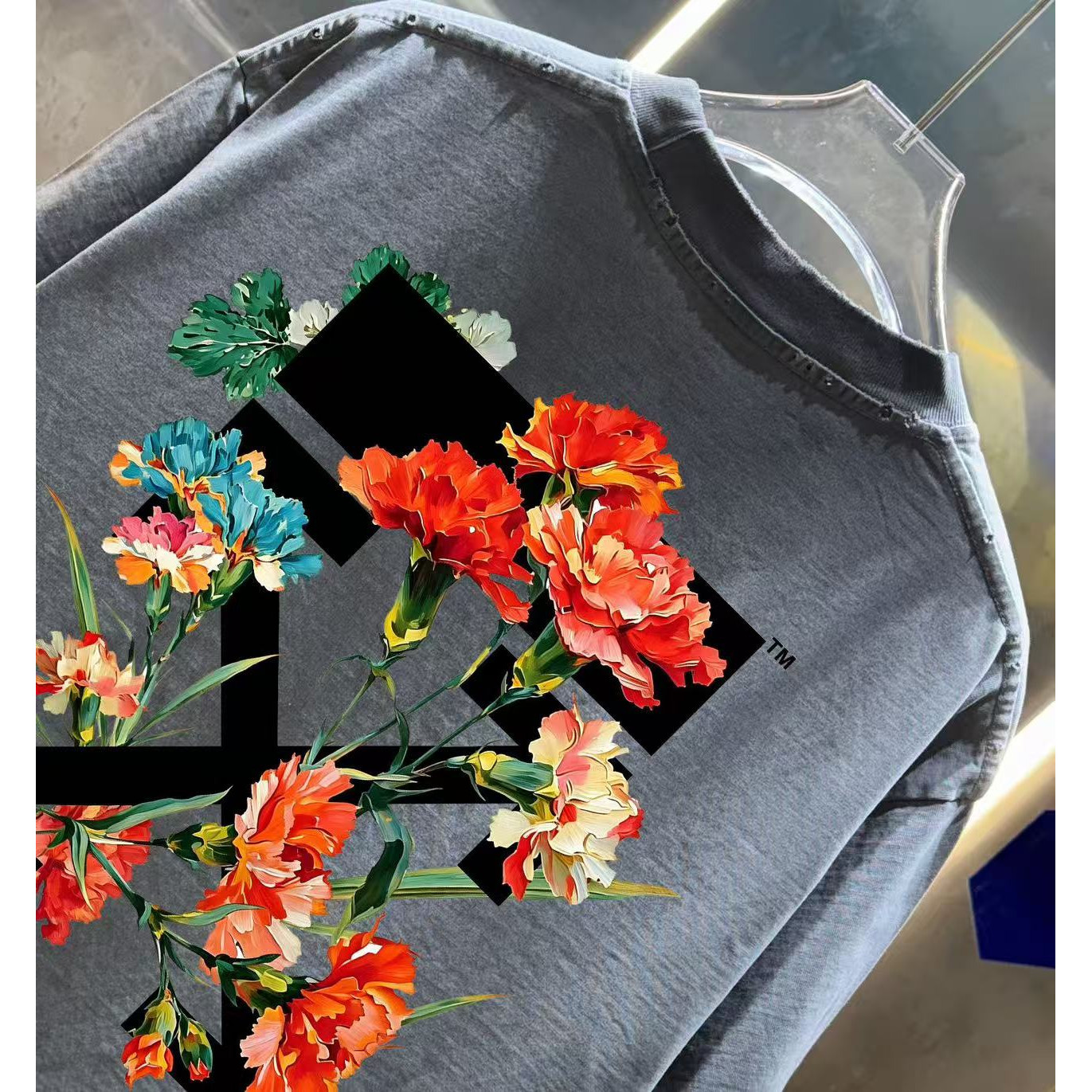 <p>OFF-white&nbsp; 洗水磨破短袖T恤(洗水灰)</p>