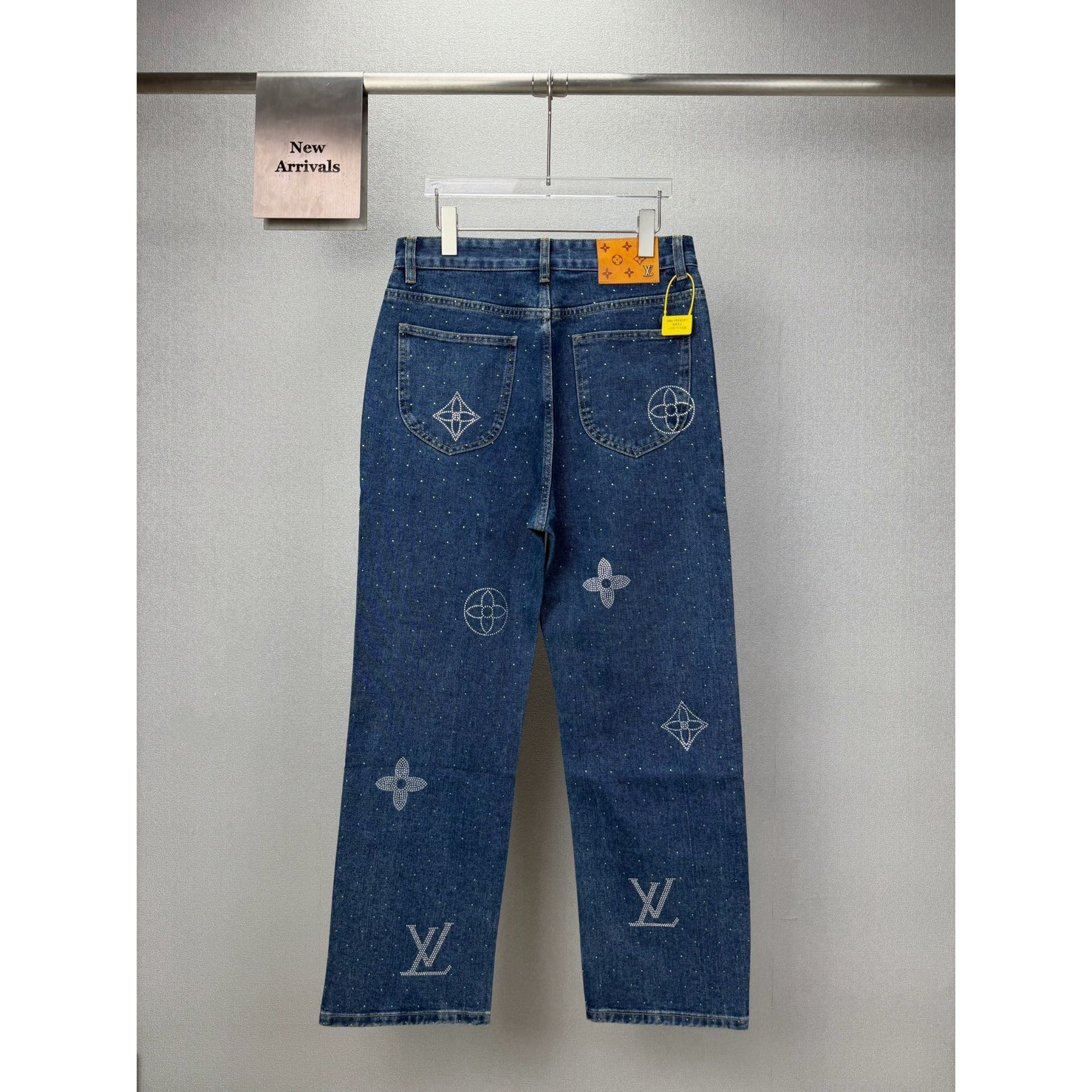 <p>&nbsp;LV 烫钻满天星logo情侣款水洗宽松牛仔裤(藍)</p>