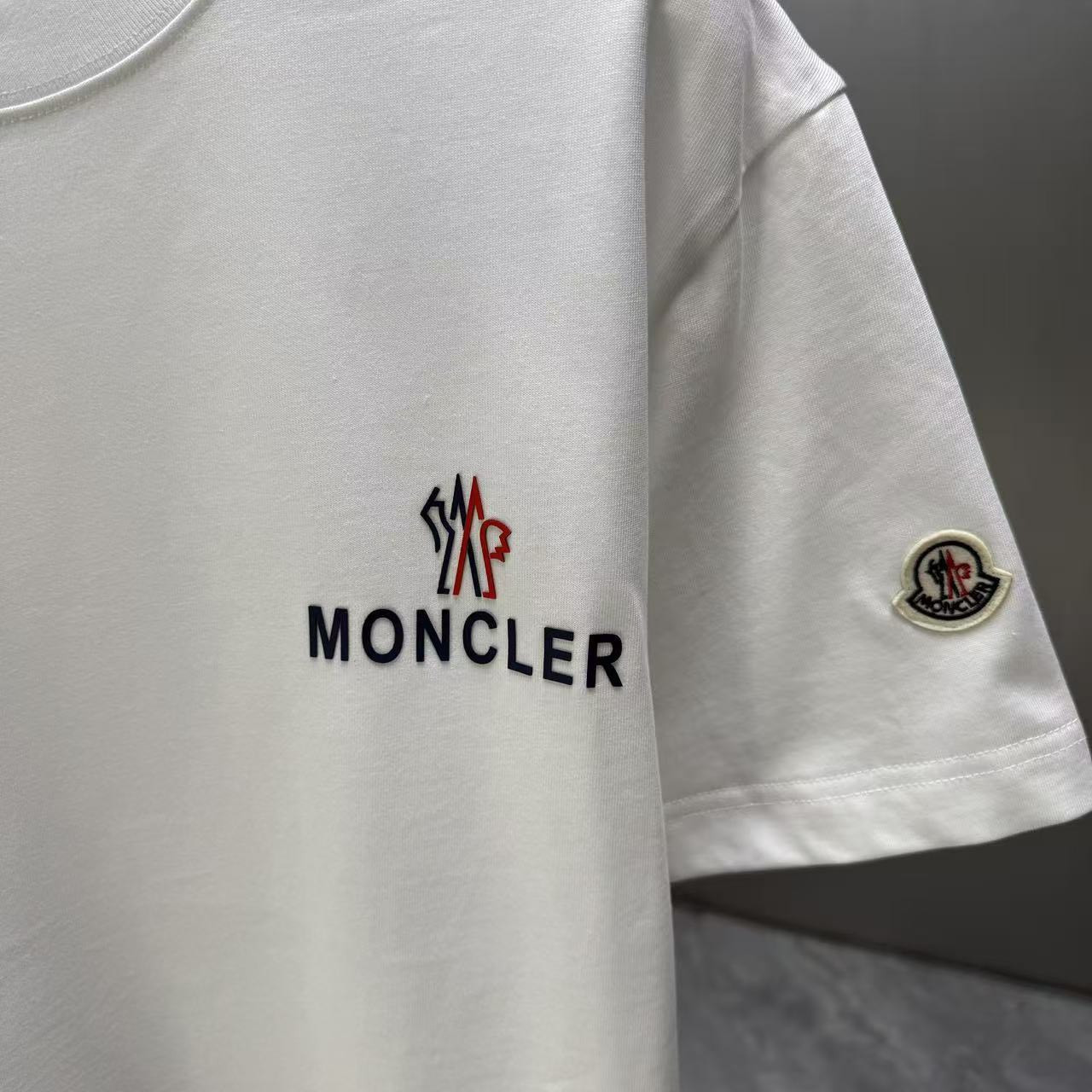 <p>Moncler 短袖T恤(白)</p>