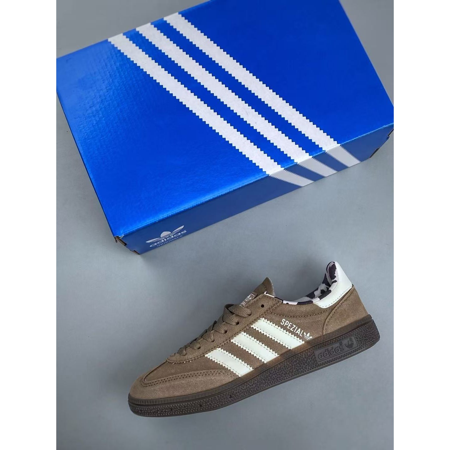 <p>ADIDAS 经典款复古休闲板鞋(棕色)</p>