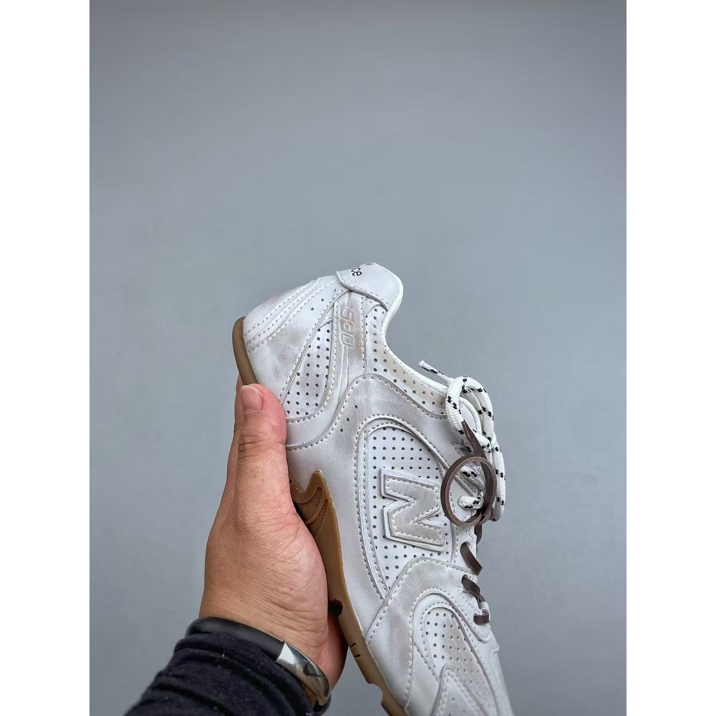 <p>MiuMiu x New Balance 联名款 德训鞋(白)&nbsp;</p>
