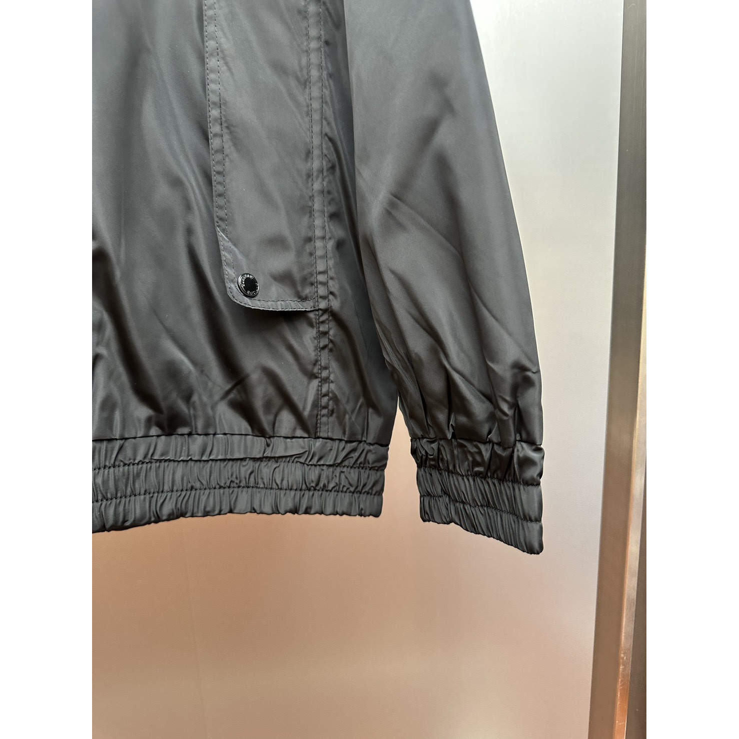 <p>Burberry 连帽防风外套(黑)</p>