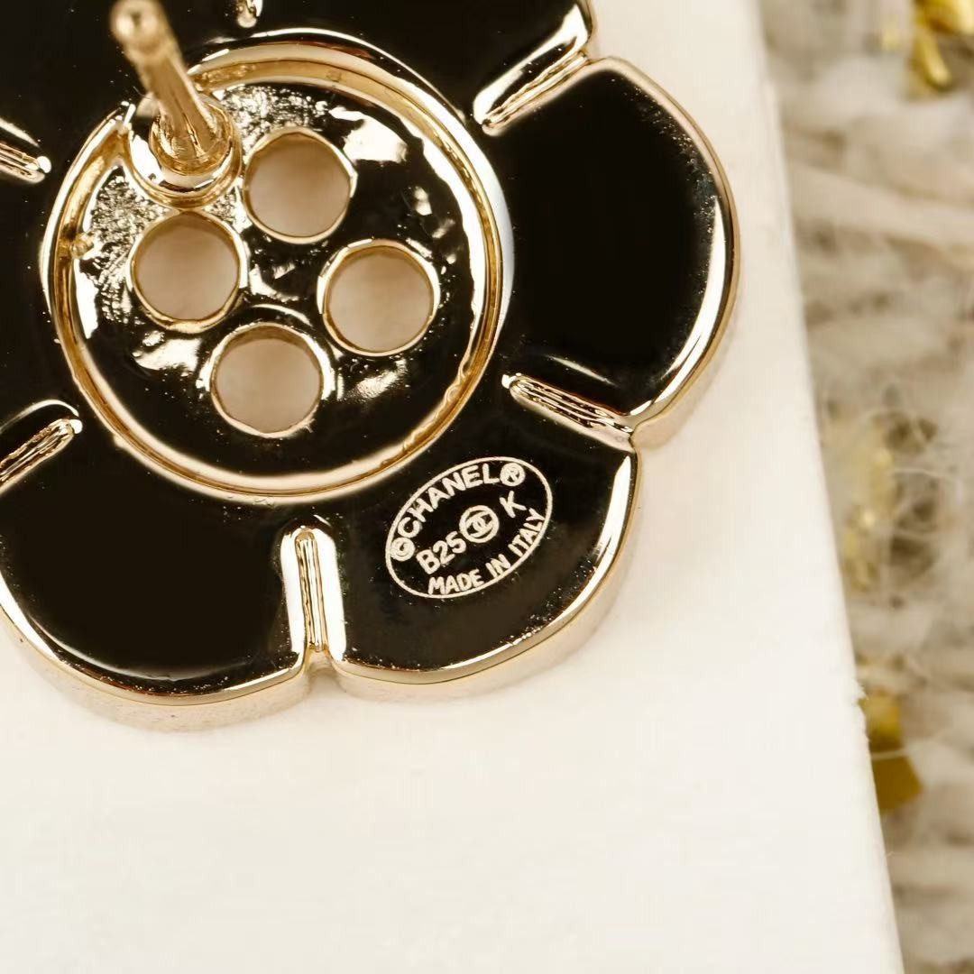 <p>CHANEL&nbsp;纽扣花朵耳钉</p>