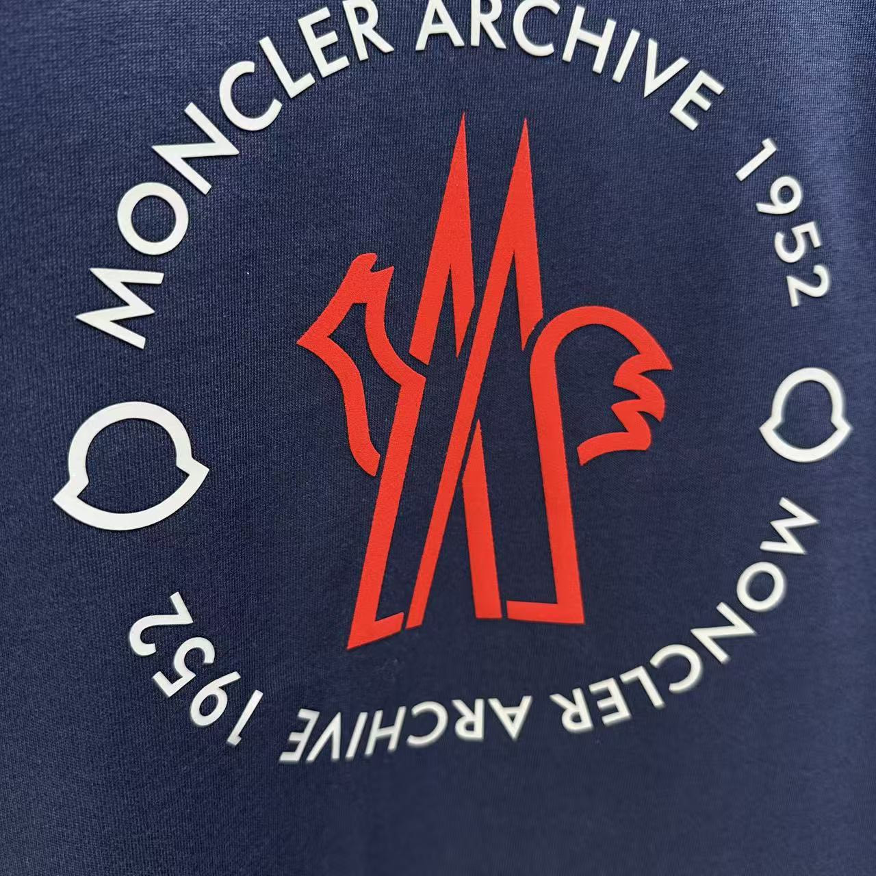 <p>Moncler 短袖T恤(深藍)</p>