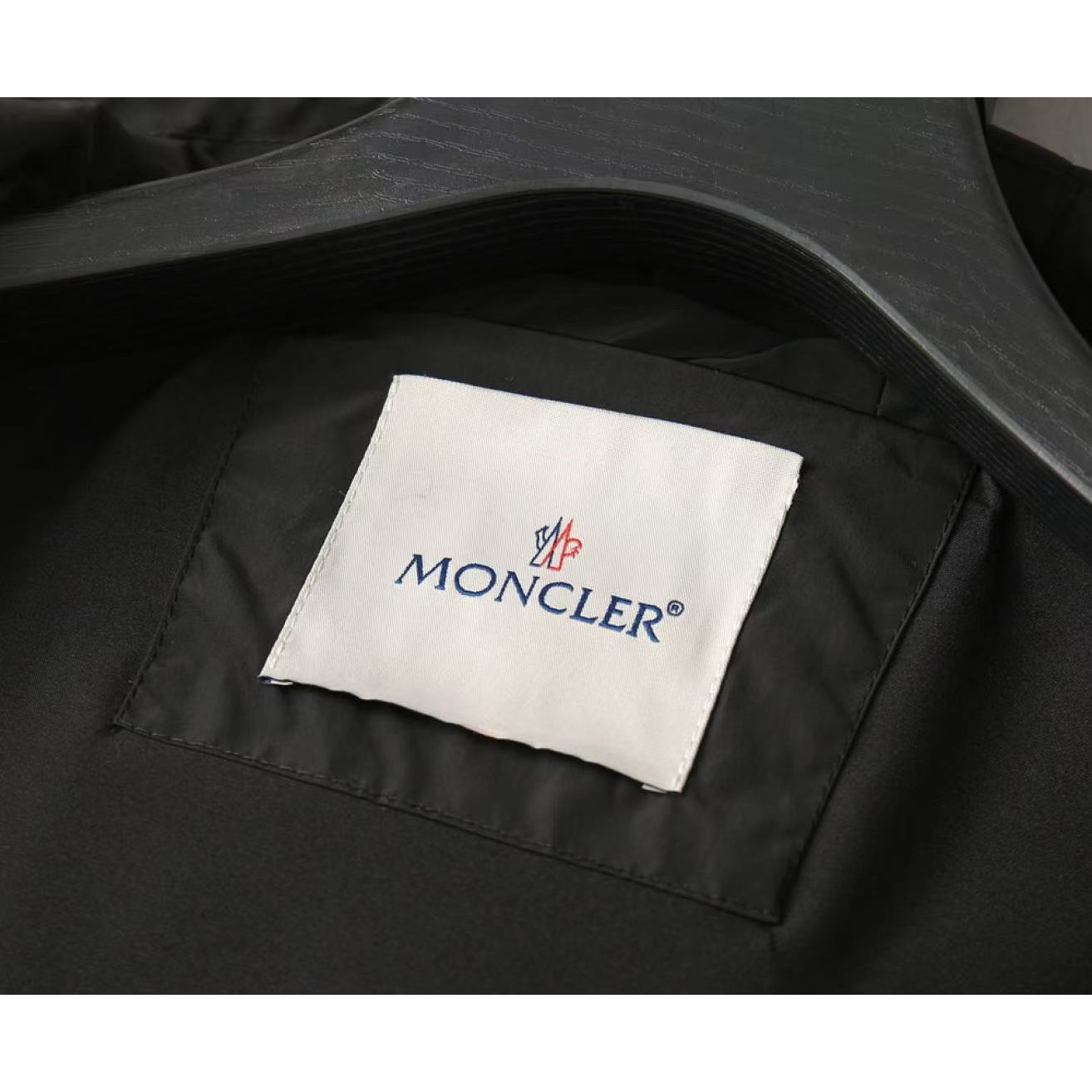 <p>MONCLER&nbsp;男士夹克外套(黑)</p>