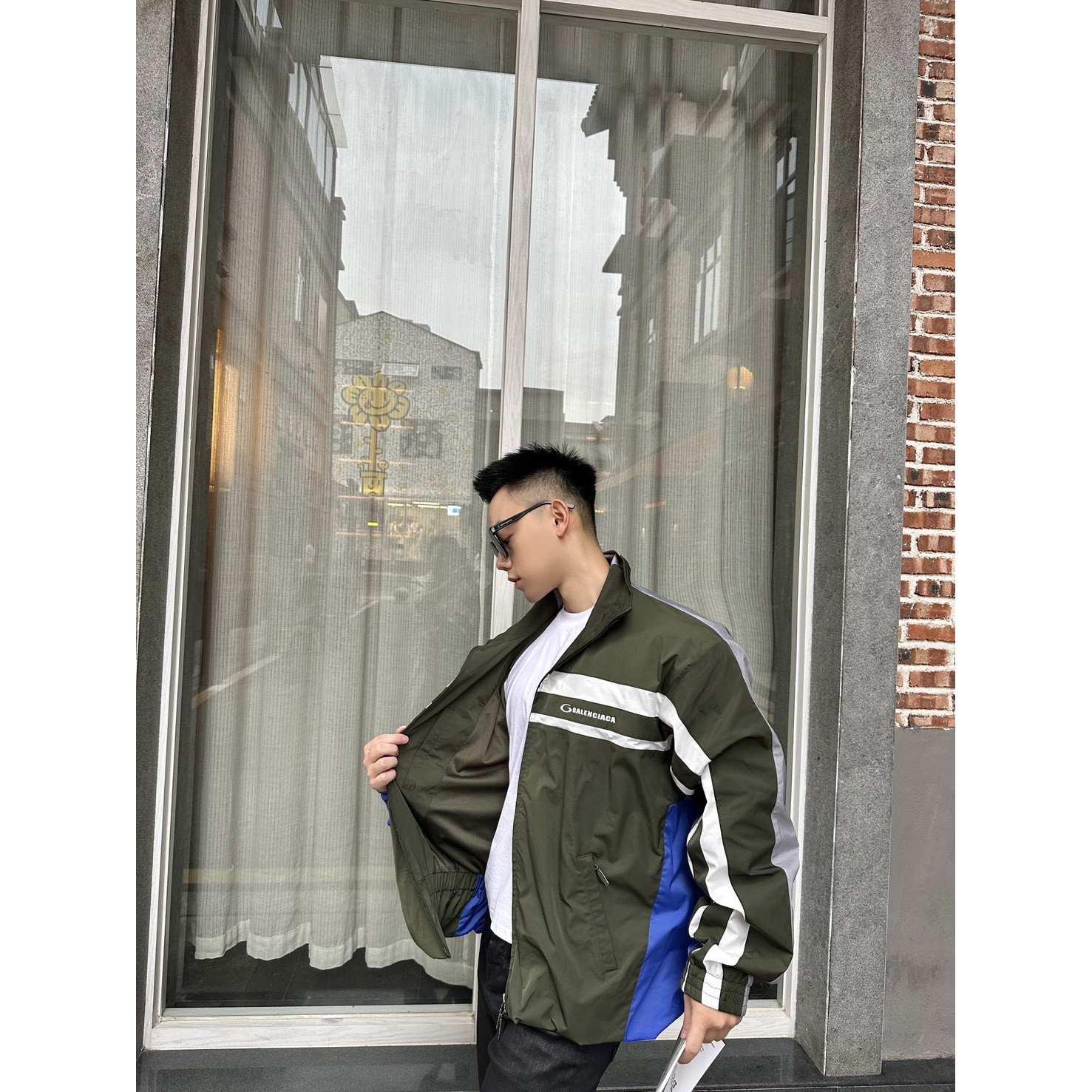 <p>Balenciaga 双色拼接字母刺绣风衣外套</p>