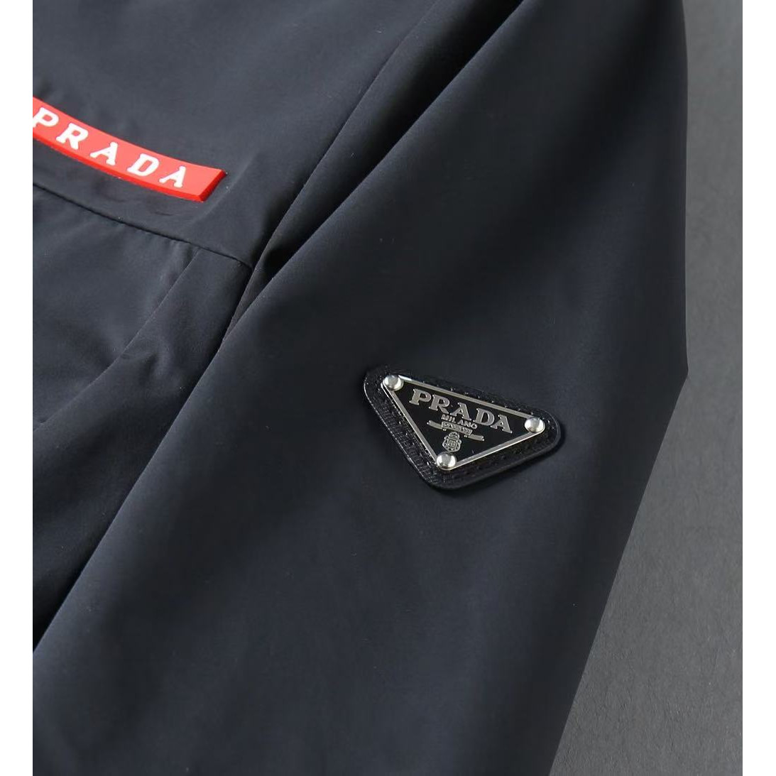 <p>PRADA&nbsp;男士夹克外套(800842)</p>