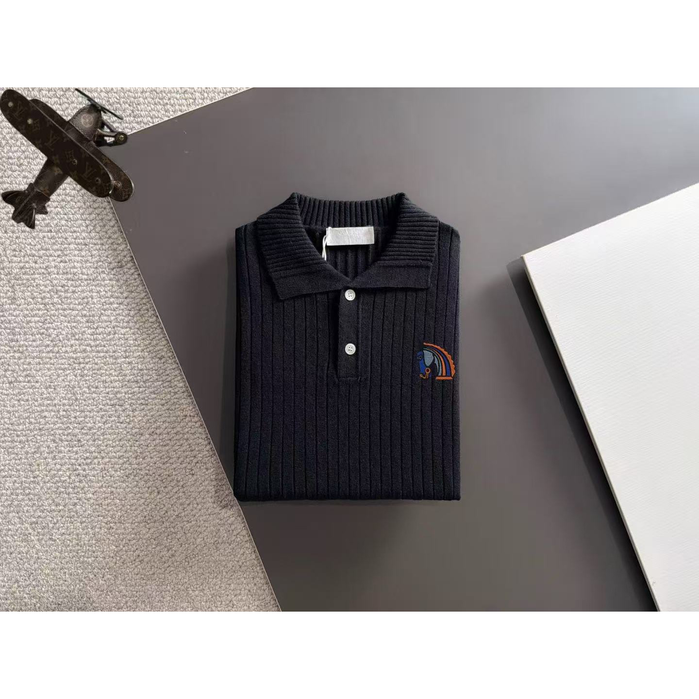 <p>HERMES 秋冬官网最新毛衣(黑)</p>