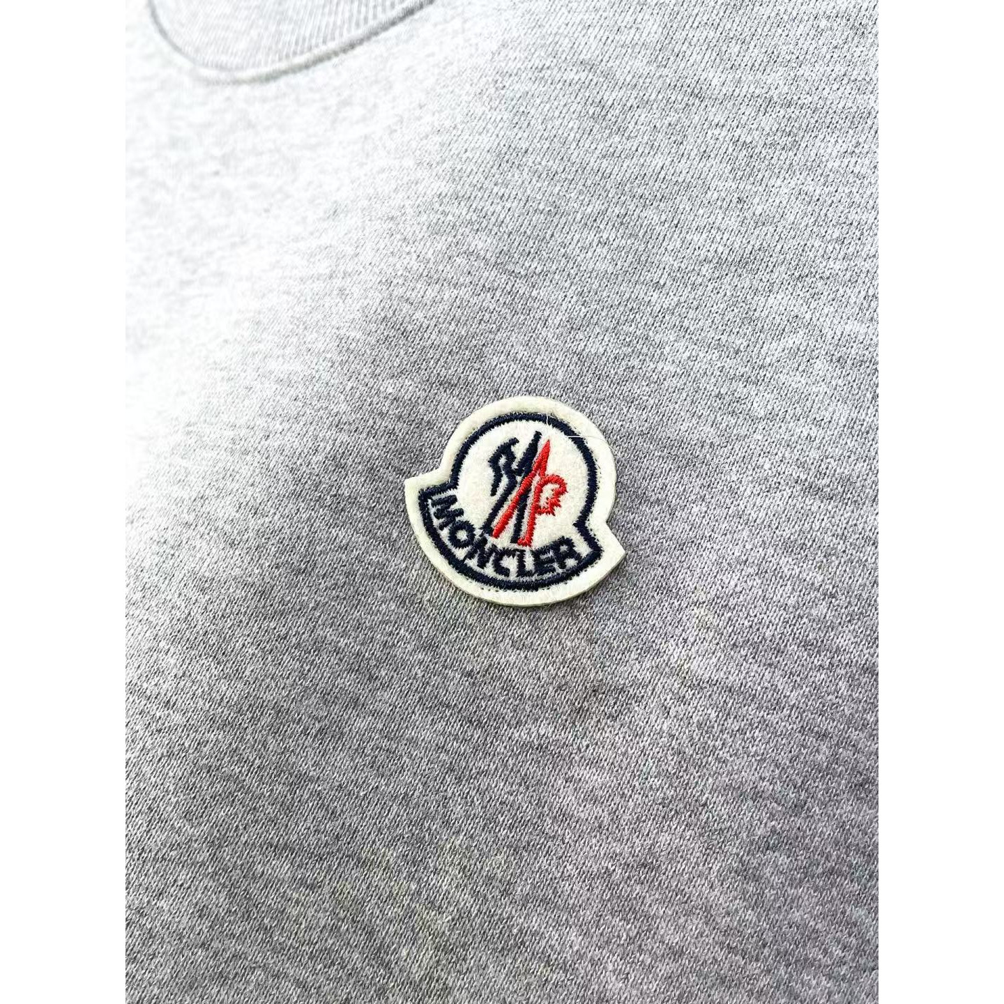 <p>MONCLER 圆领卫衣(灰)</p>