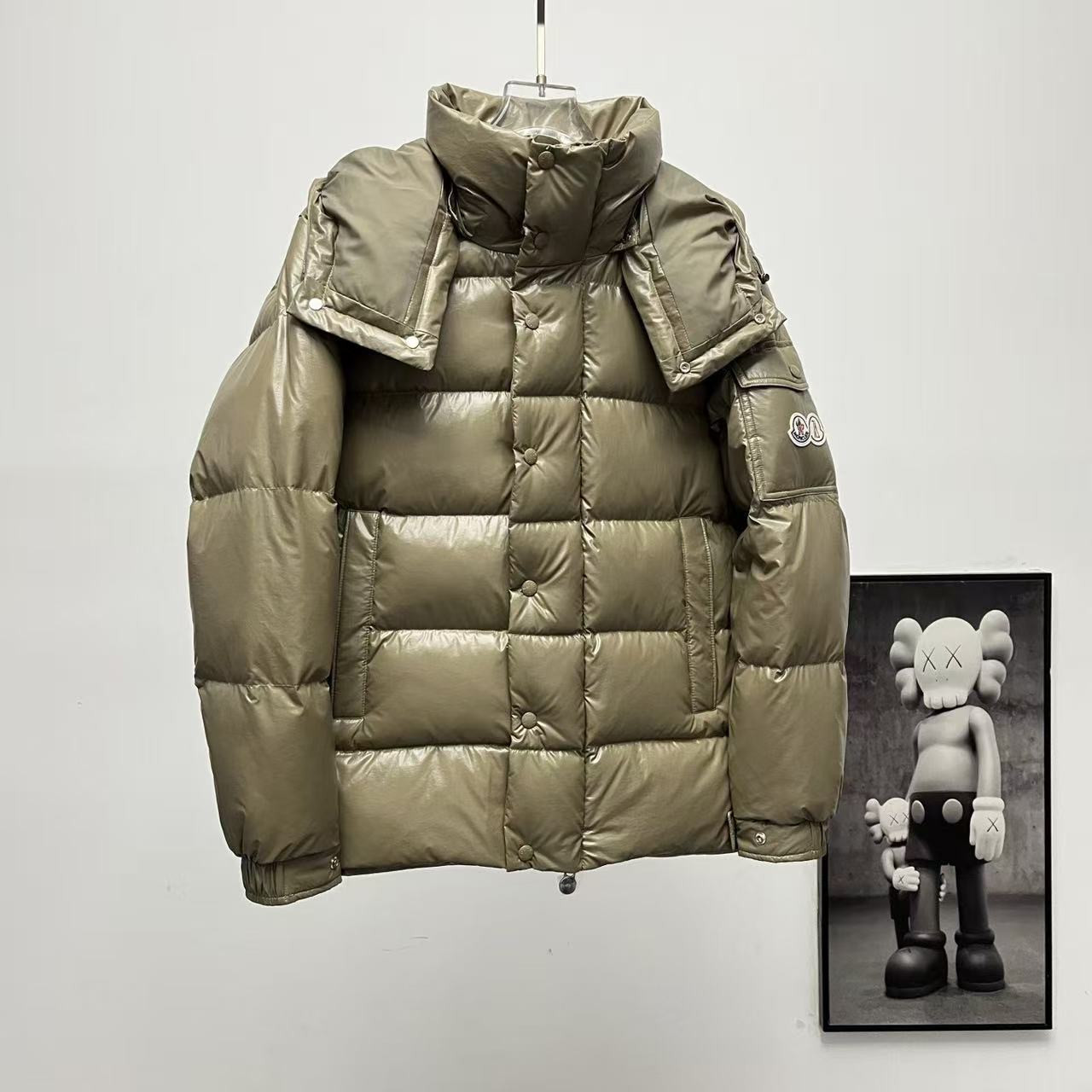 <p>Moncler 70周年双标连帽羽绒服(深棕色)</p>