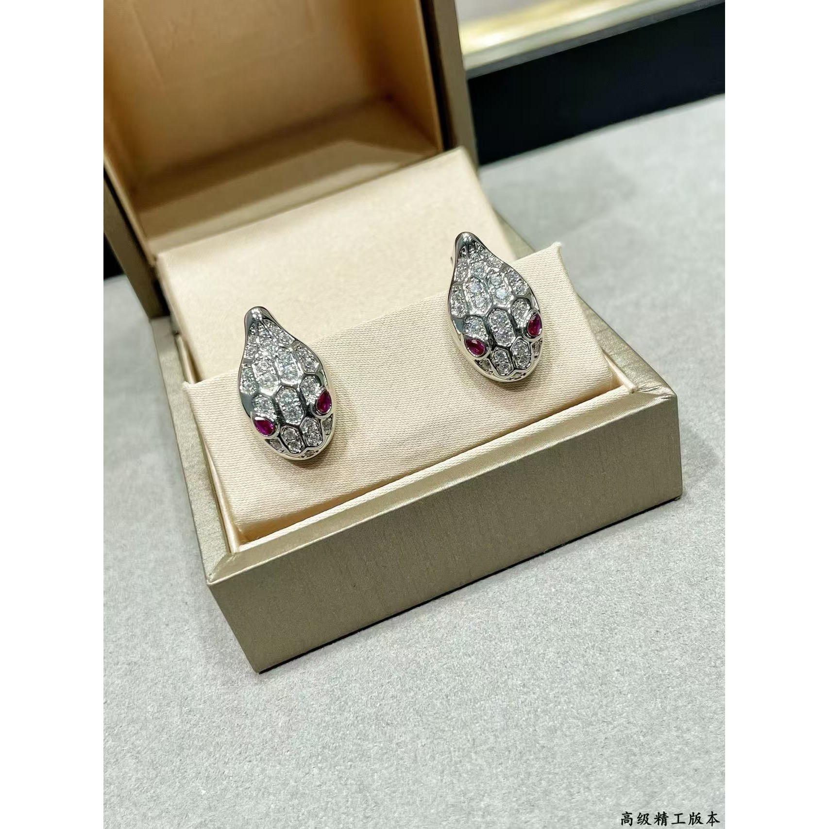 <p>BVLGARI 满钻蛇耳钉（红钻</p>