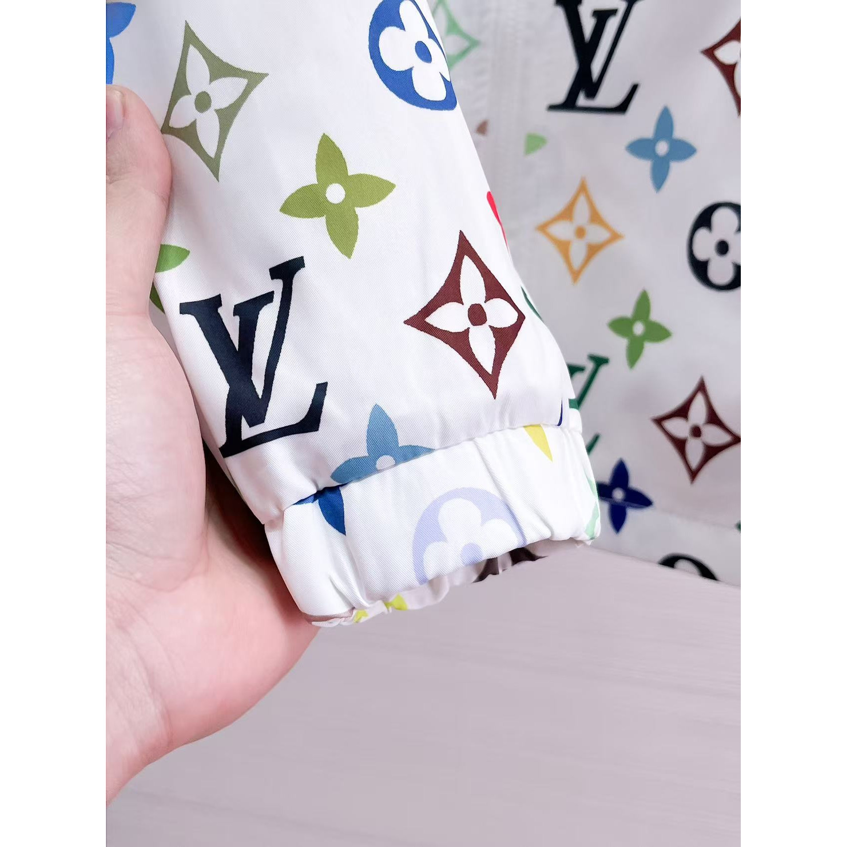 <p>LV 夏季防晒衣短裤套装(811151)</p>