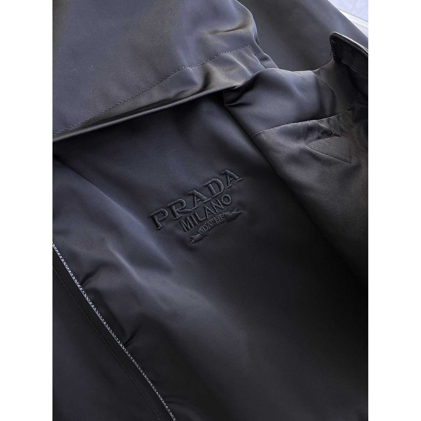 <p>PRADA 男士夹克外套(黑)</p>