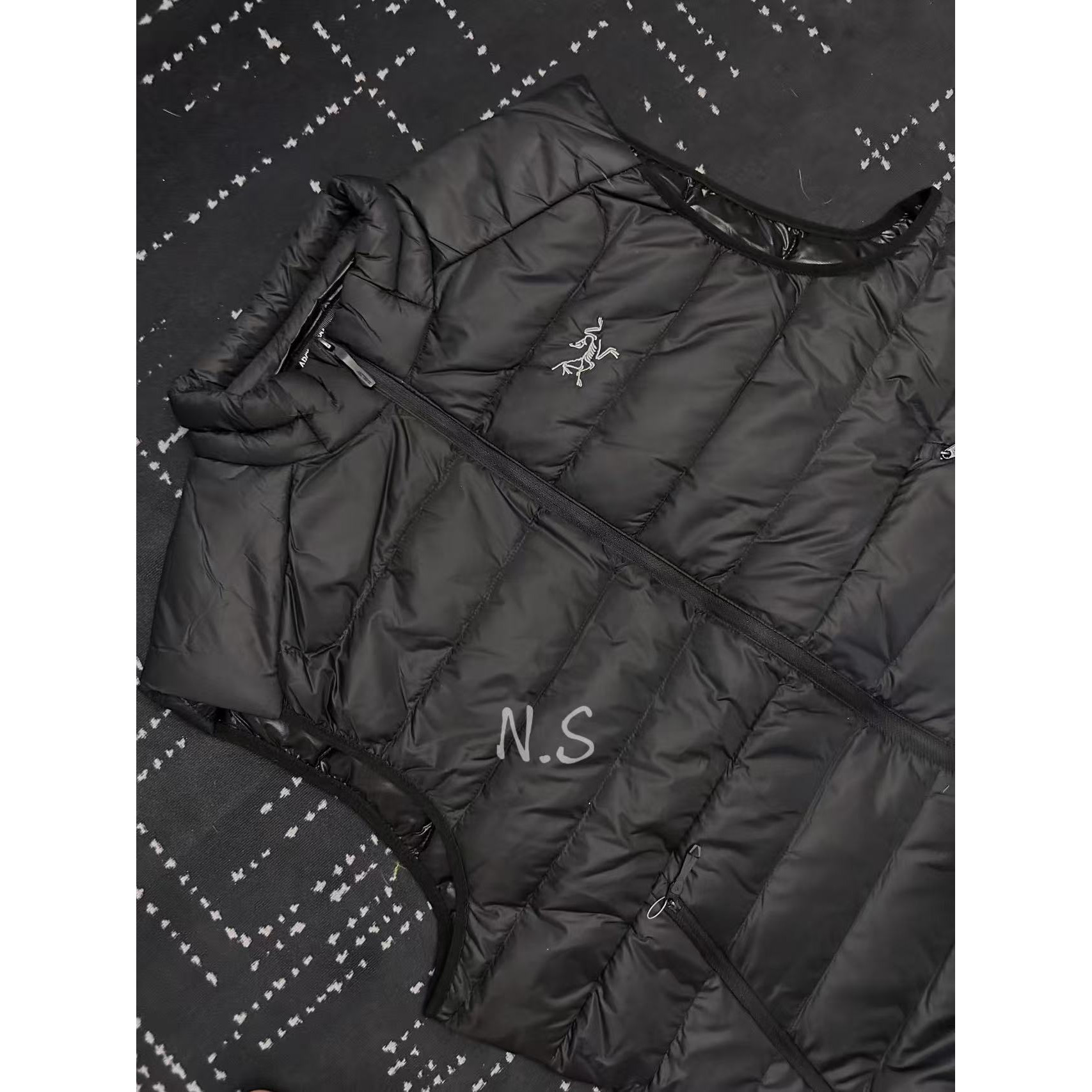 <p>Arc'teryx 立领鹅绒马甲(黑)</p>