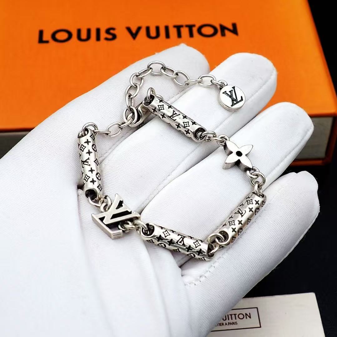 <p>LV Bambou 可调节手链</p>