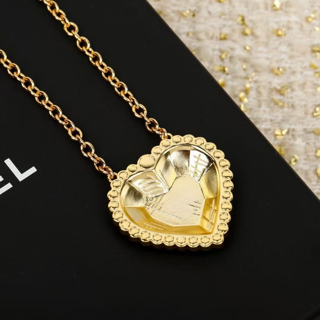 <p>CHANEL&nbsp;爱心项链</p>