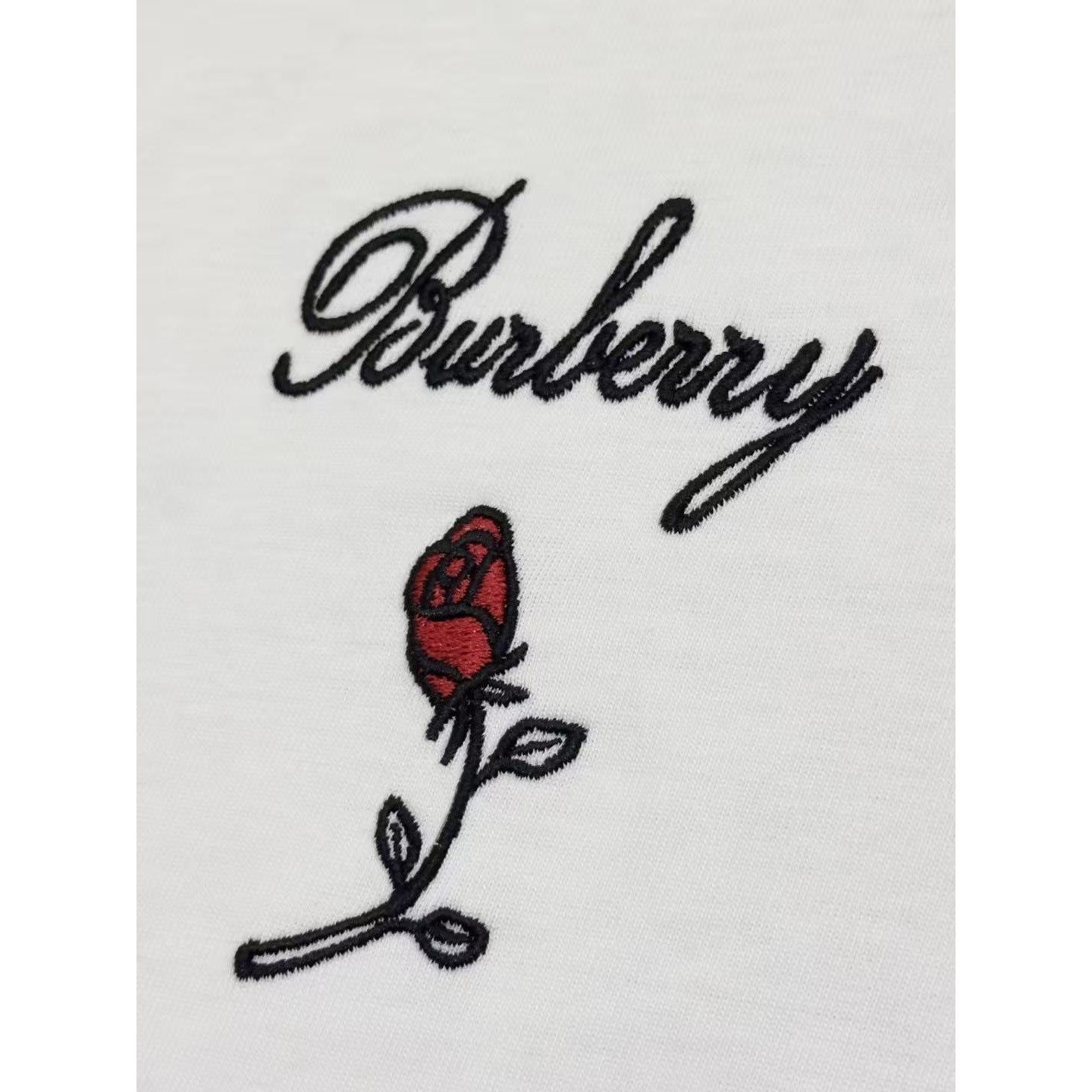 <p>Burberry 长袖卫衣T恤(白)</p>