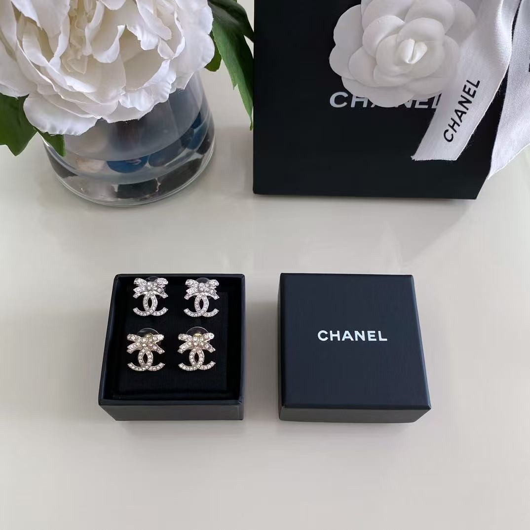 <p>CHANEL&nbsp;蝴蝶结双c耳钉</p>