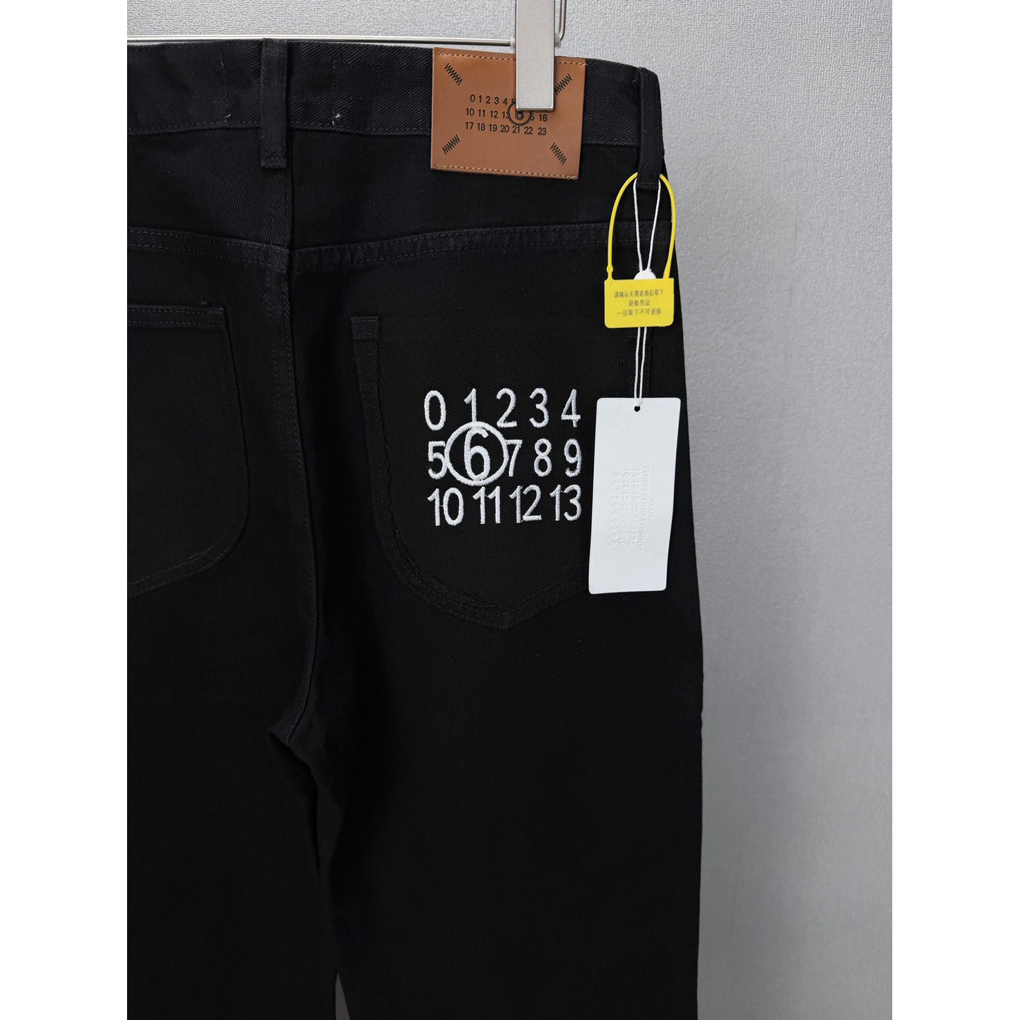 <p>Maison Margiela 口袋刺绣🪡数字🔢情侣款水洗宽松牛仔裤(黑)</p>