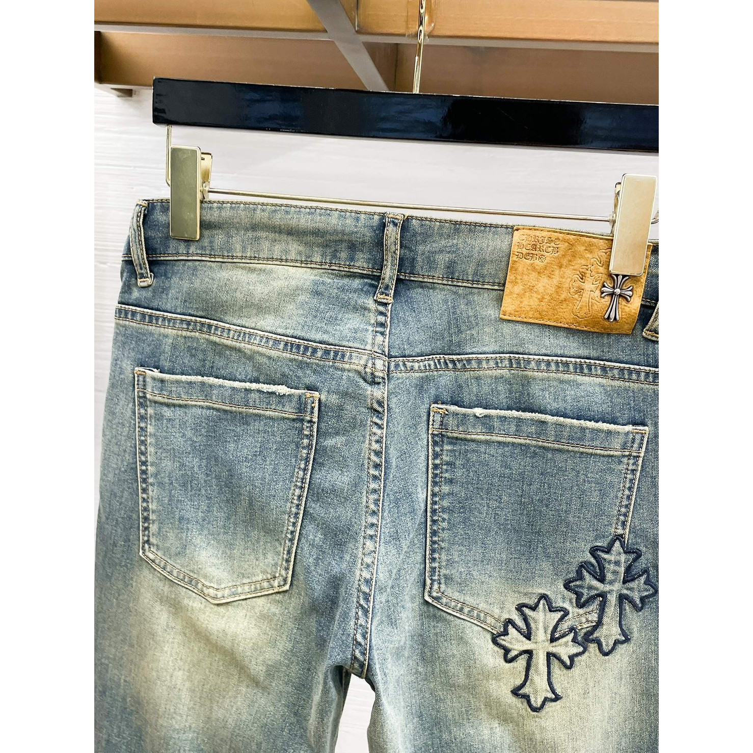 <p>CHROME HEARTS 高端牛仔裤(淺藍)</p>
