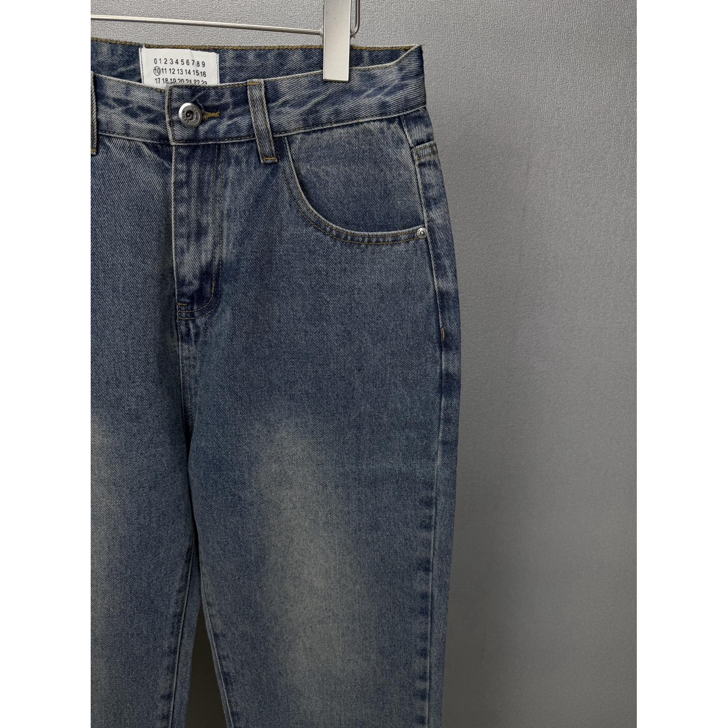 <p>Maison Margiela 口袋绿色数字🔢印花情侣款水洗宽松牛仔裤 (藍)</p>