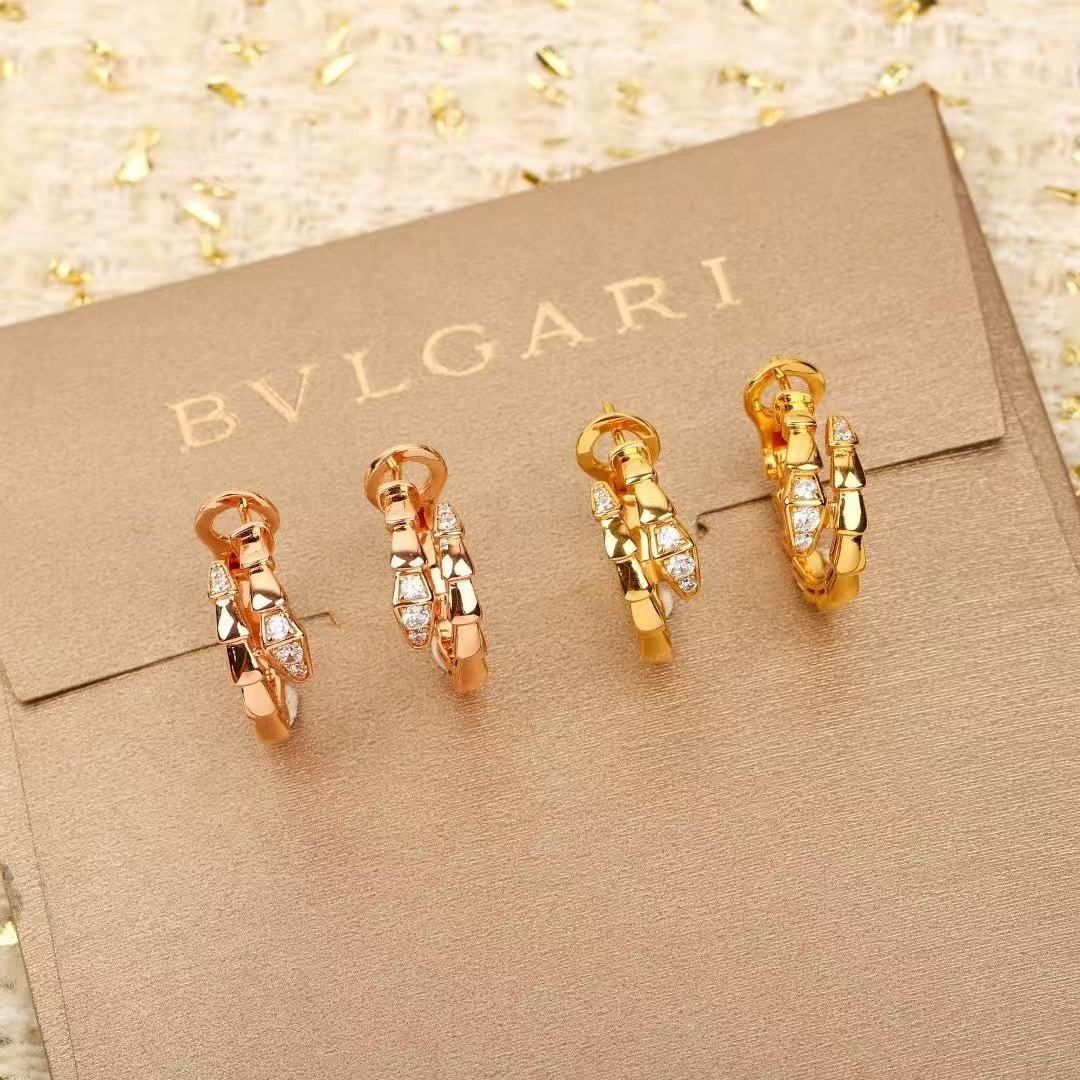 <p>BVLGARI&nbsp;蛇形耳扣</p>