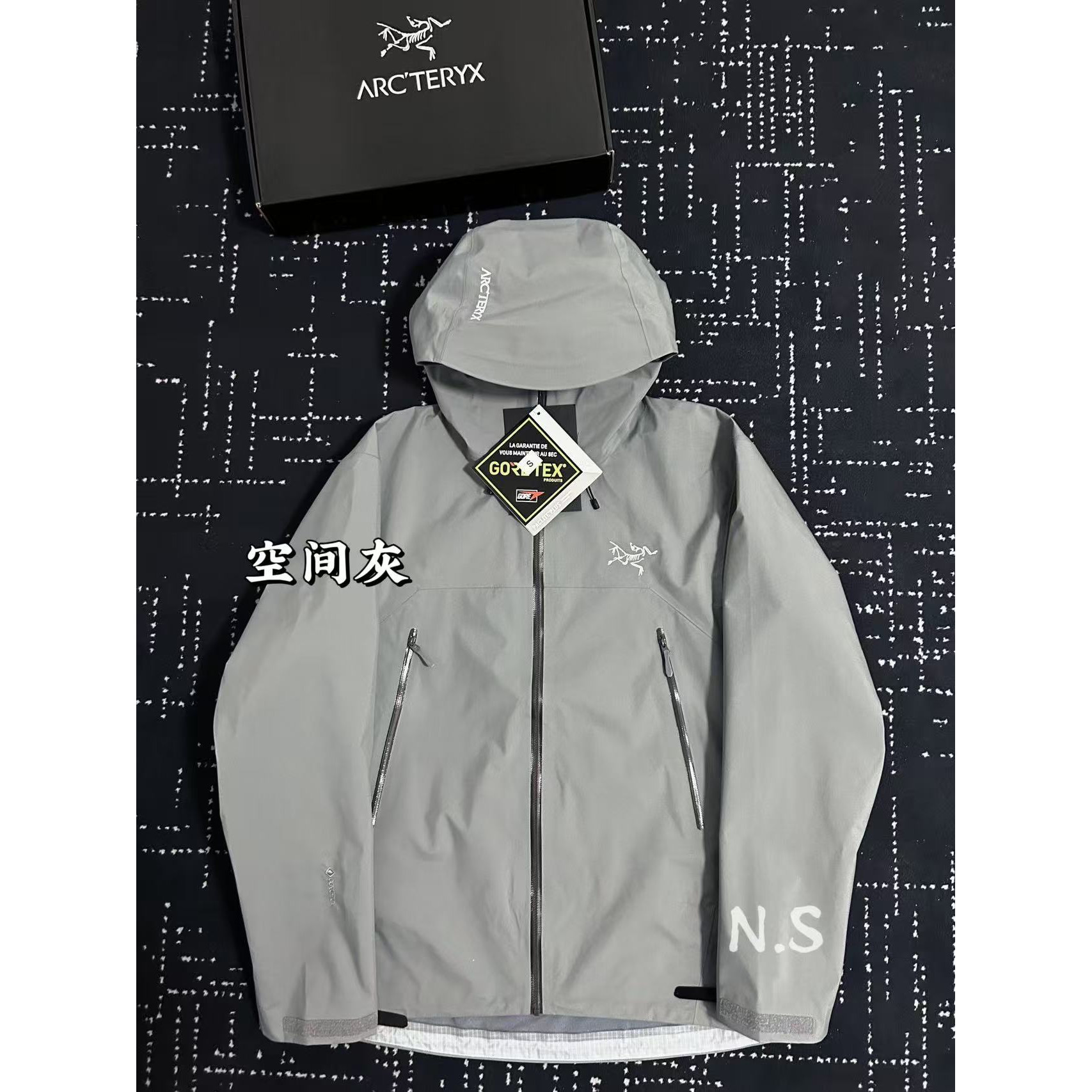<p>Arc'teryx Beta系列 SL GORE-TEX 硬壳刺绣连帽防水防风透气冲锋衣 (空間灰)</p>
