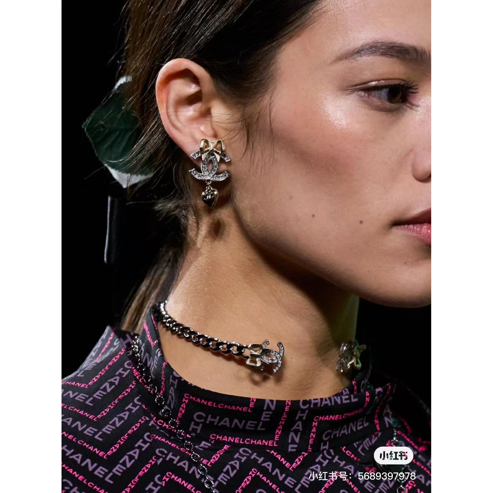 <p>CHANEL 浅金蝴蝶结银双耳钉</p>