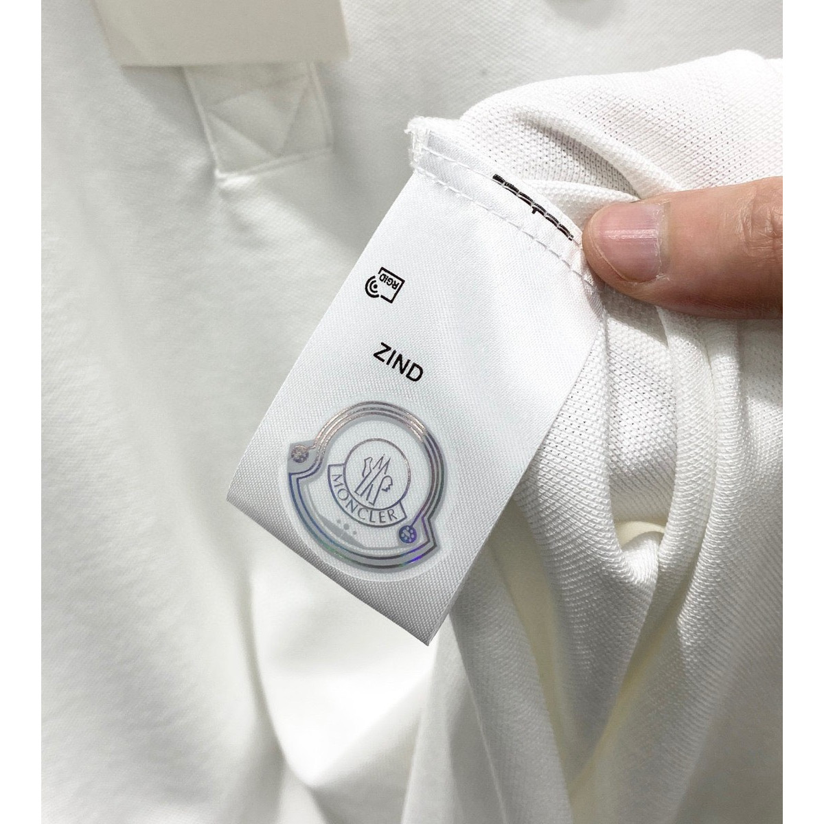 <p>MONCLER 立体徽标翻领长袖Polo衫(白)</p>