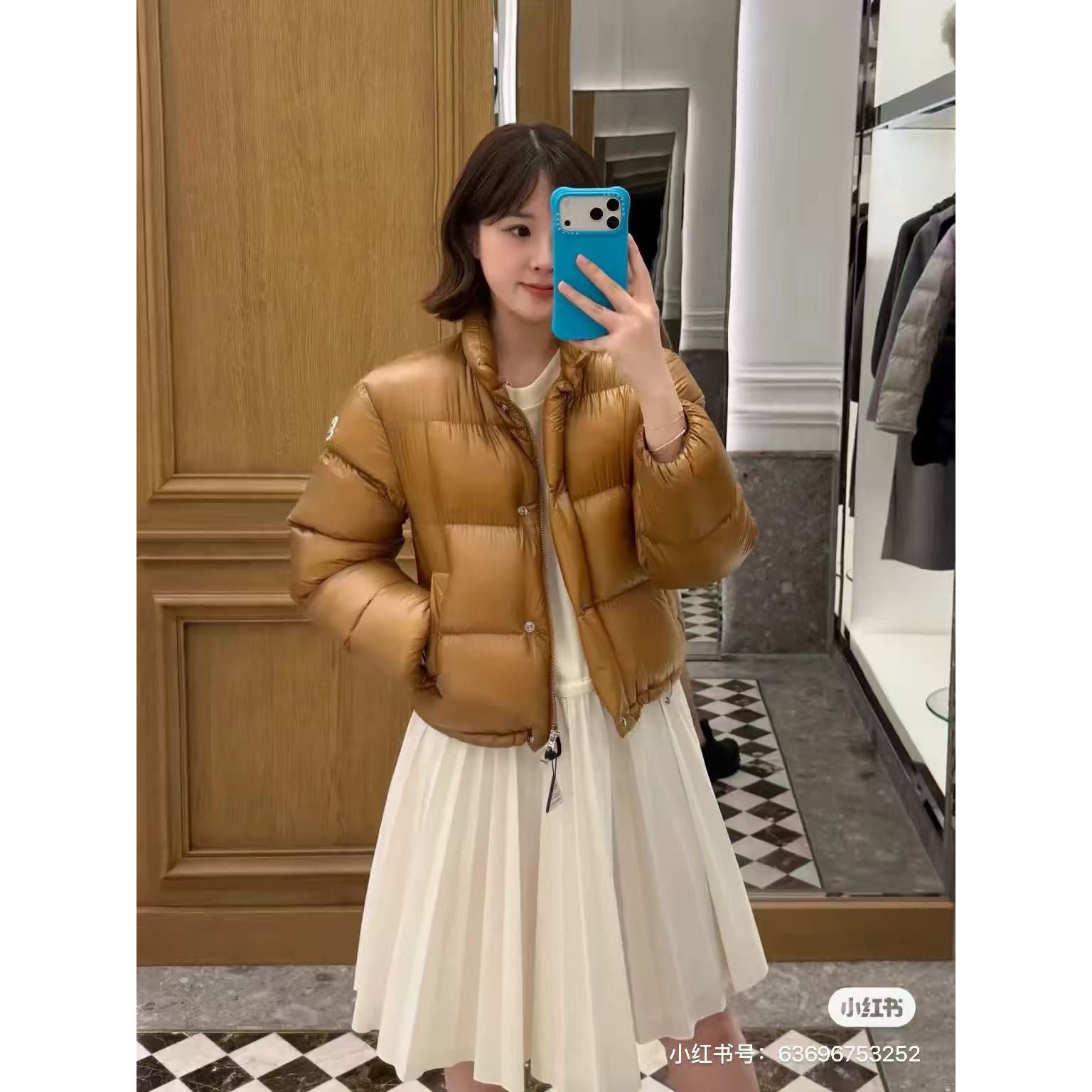 <p>Moncler Tepice女款短款小面包羽绒服(焦糖色)</p>